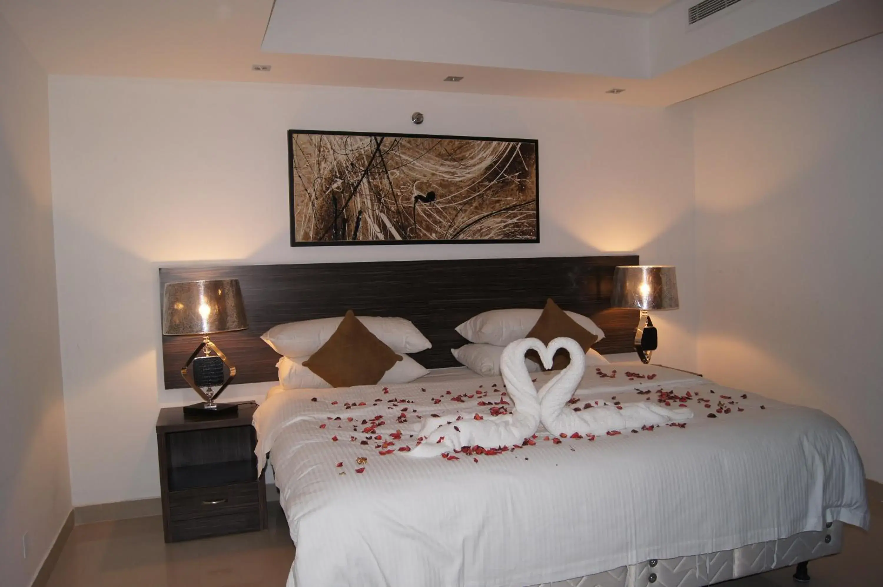 Communal lounge/ TV room, Bed in Watheer Hotel Suite