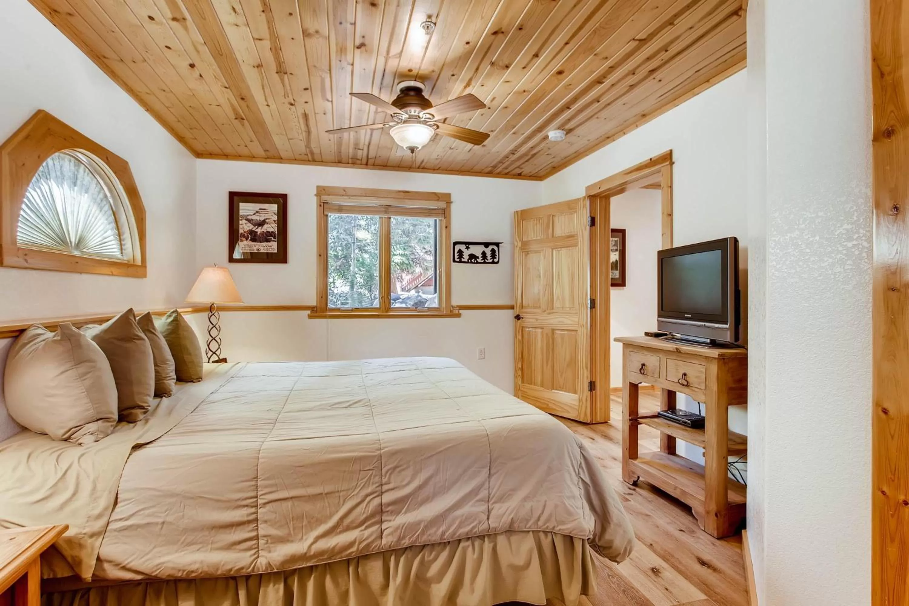 Bed in Estes Park Condos