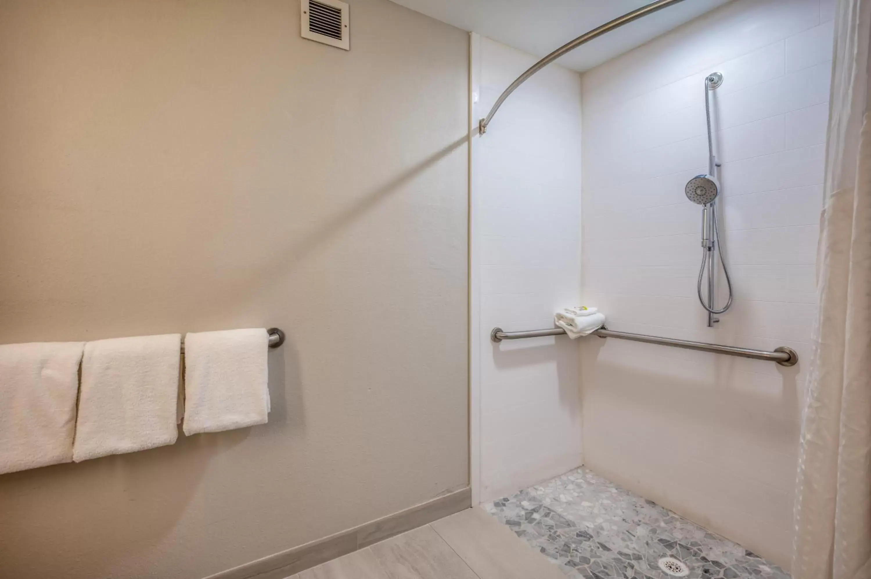 Double Room - Mobility Access Tub/Non-Smoking in Holiday Inn Express Hotel & Suites Greenville, an IHG Hotel Double Room - Mobility Access Tub/Non-Smoking in Holiday Inn Express Hotel & Suites Greenville, an IHG Hotel