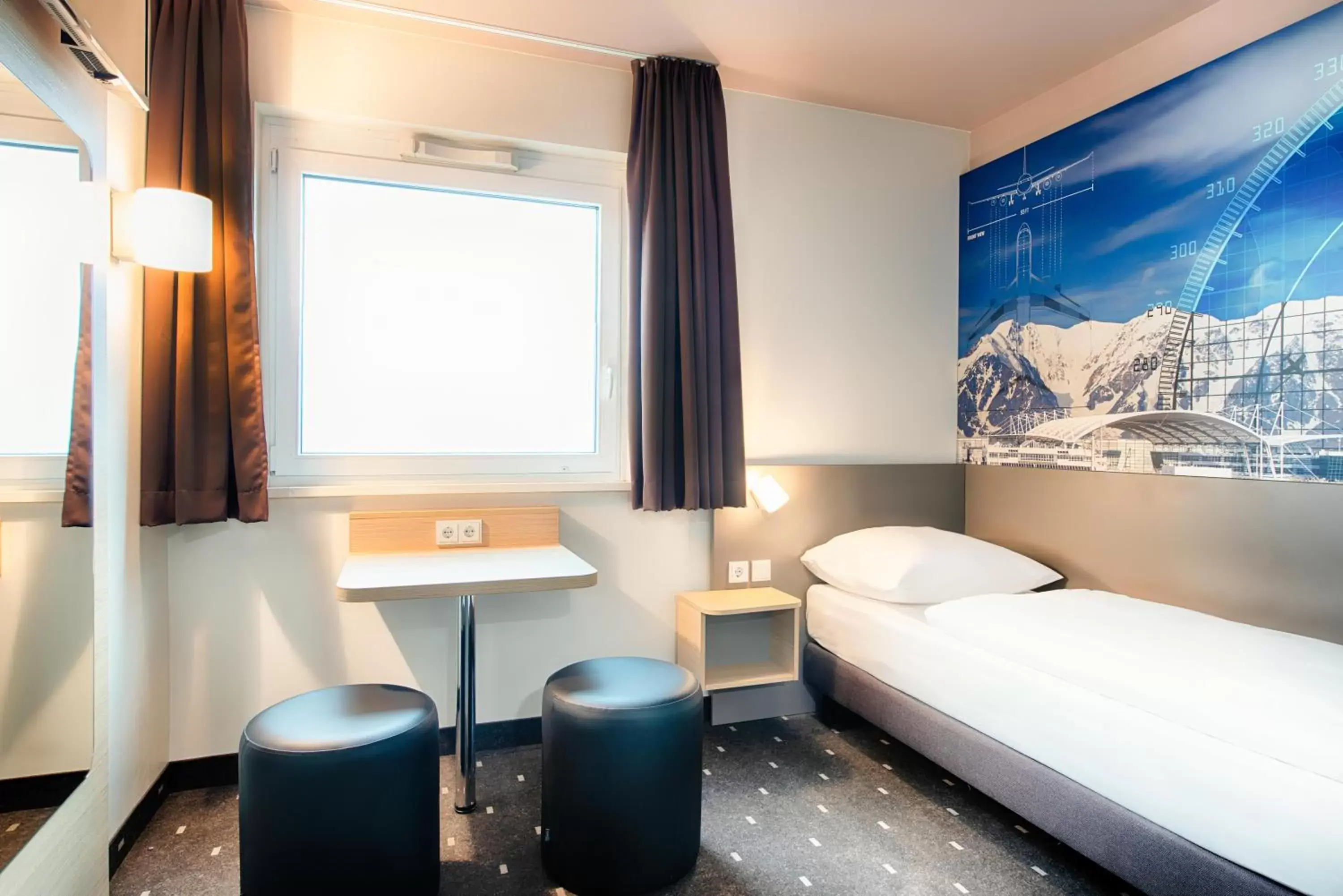 Photo of the whole room in B&B Hotel München Airport