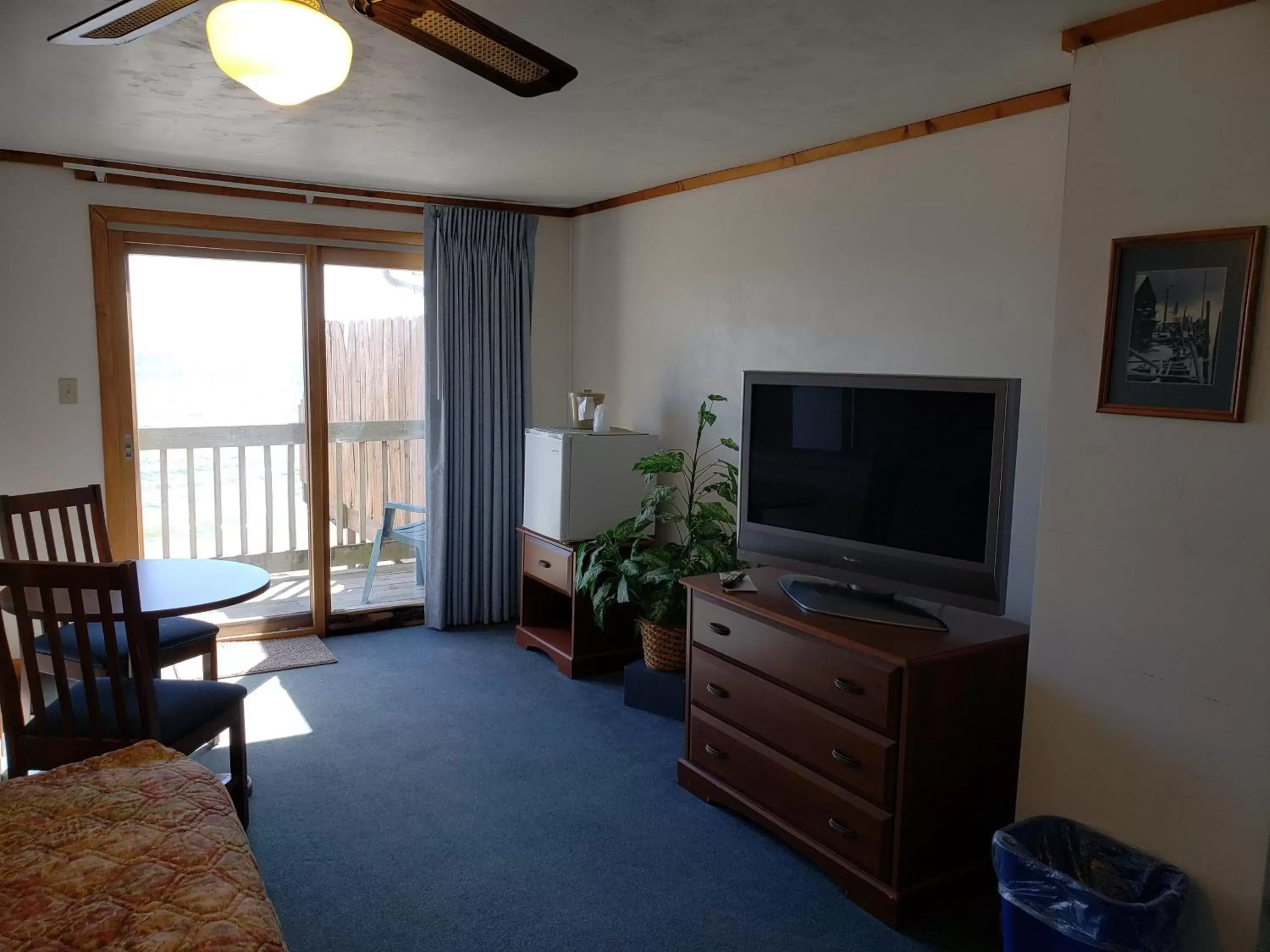 TV/Entertainment Center in Algoma Beach Motel