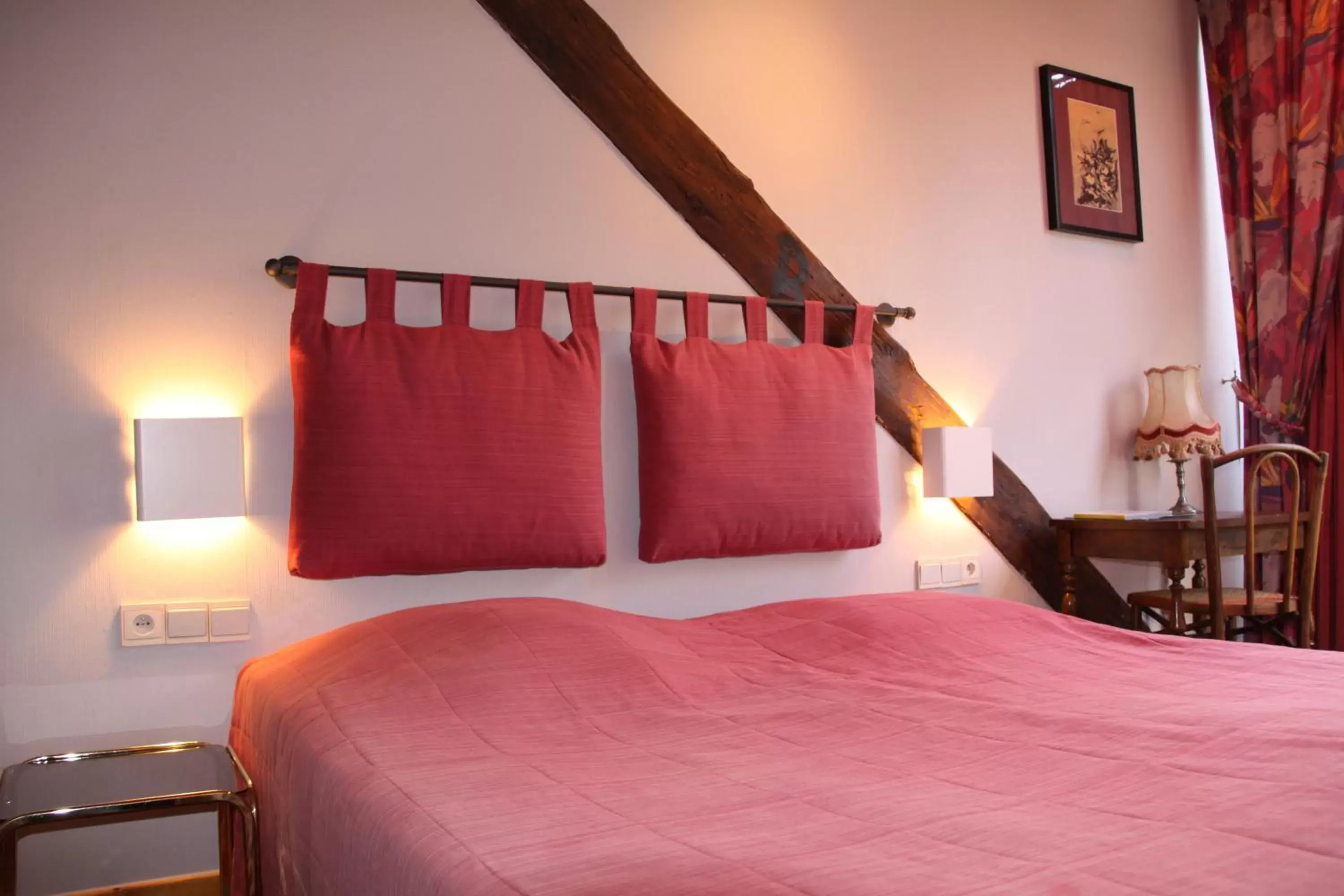 Bed in Logis Hostellerie De La Claire Fontaine