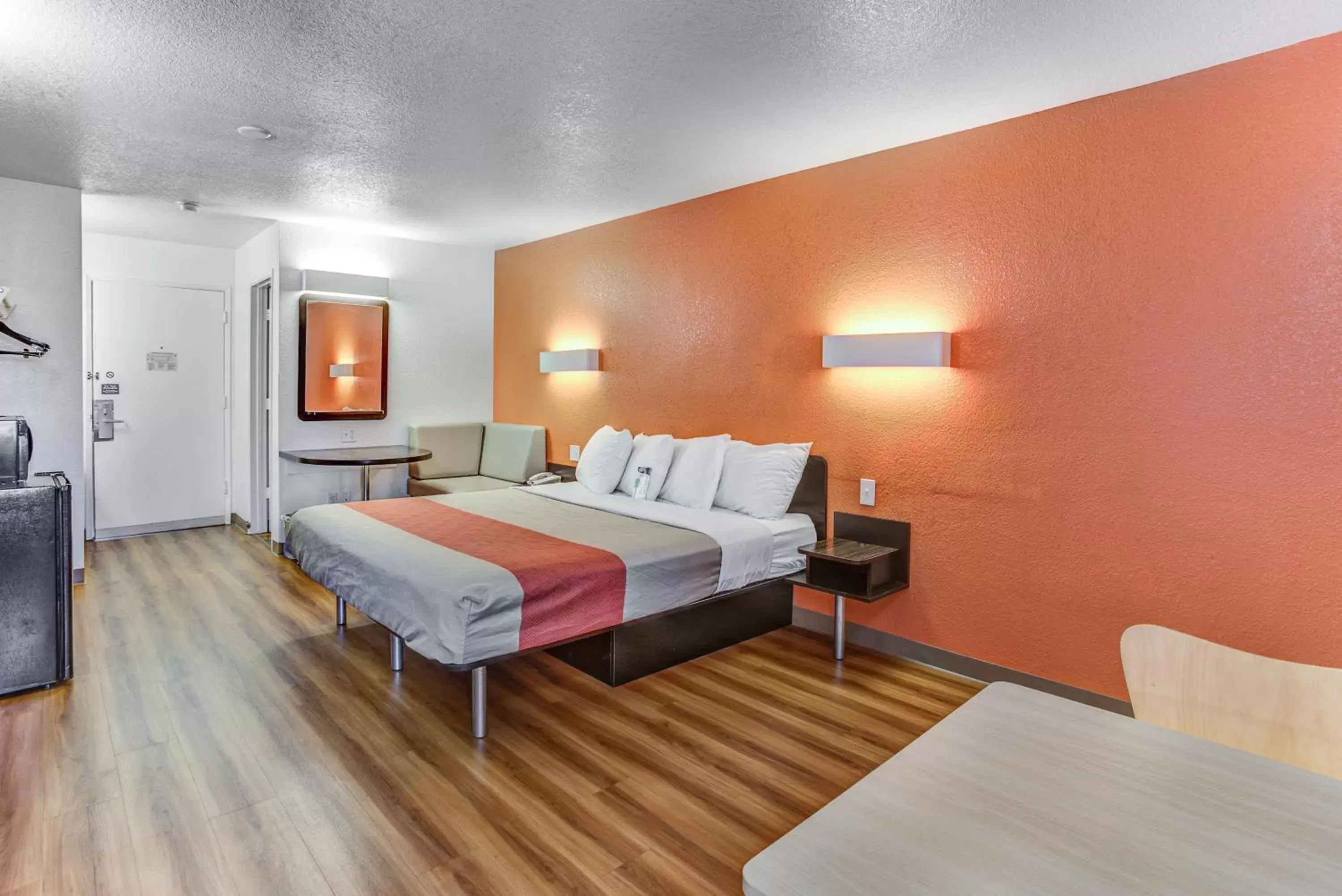 Bedroom, Bed in Motel 6-Portland, OR - Tigard West