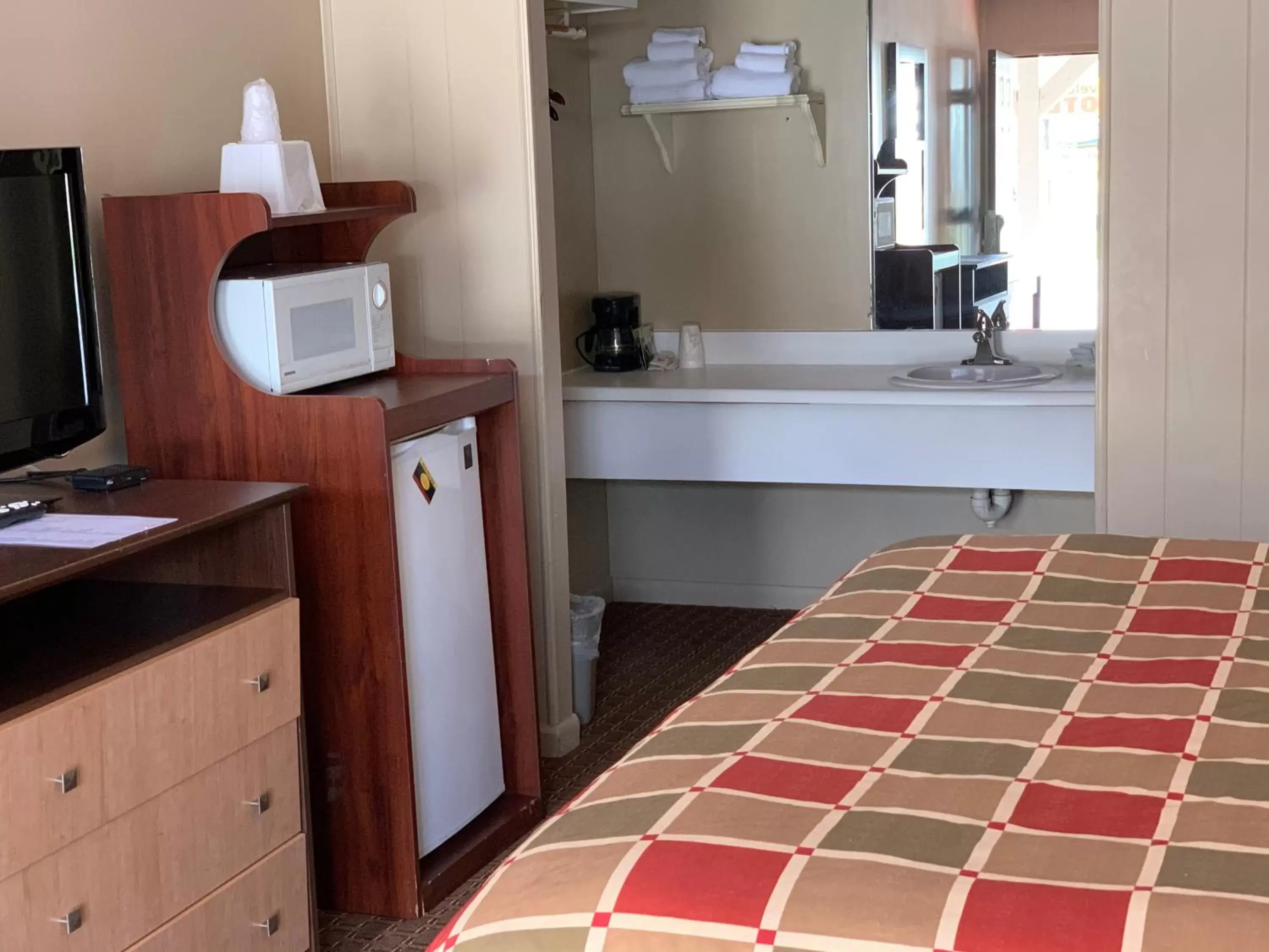 Bedroom, Kitchen/Kitchenette in Travelowes Motel - Maggie Valley