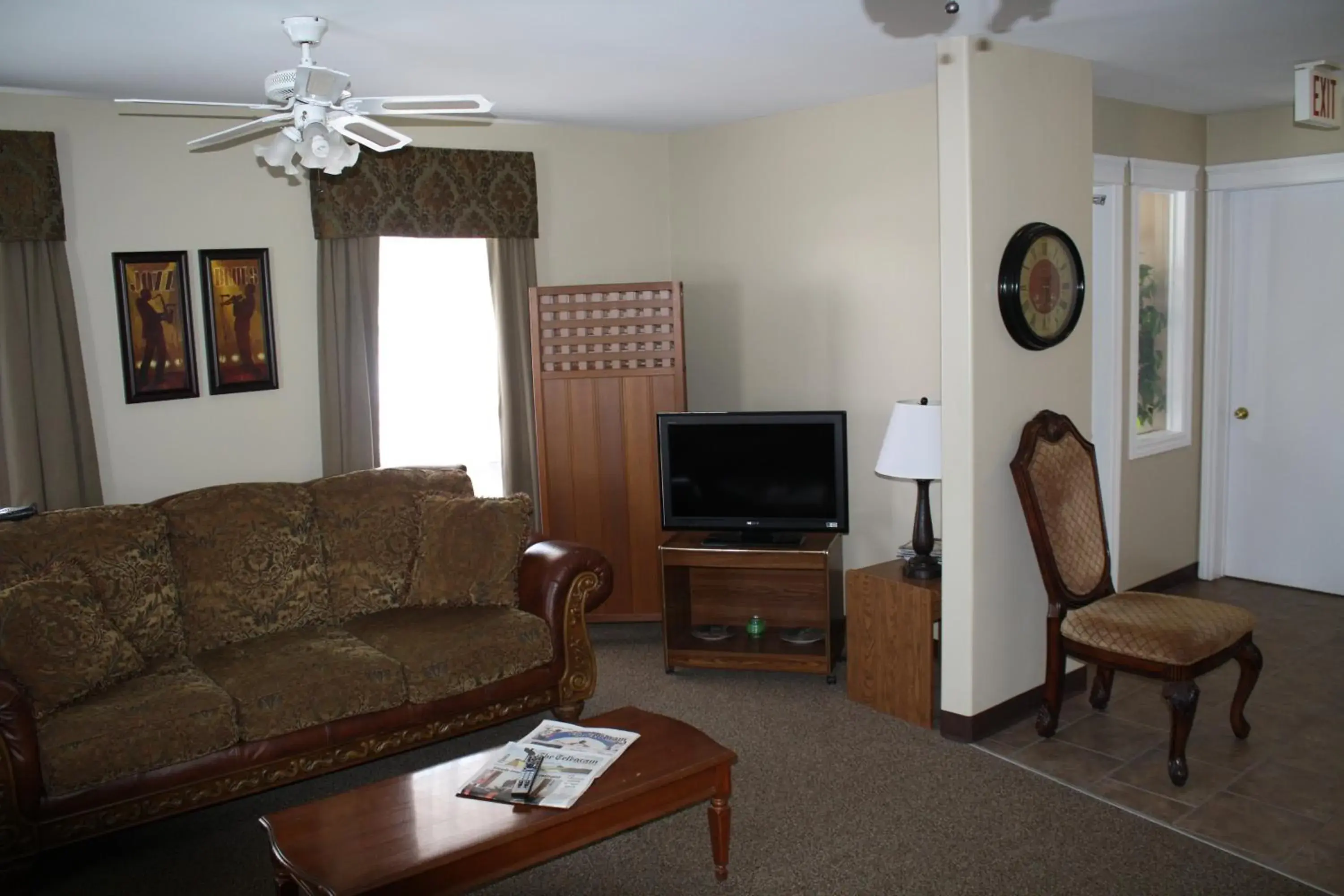 TV and multimedia, Seating Area in The Country Inn Motel