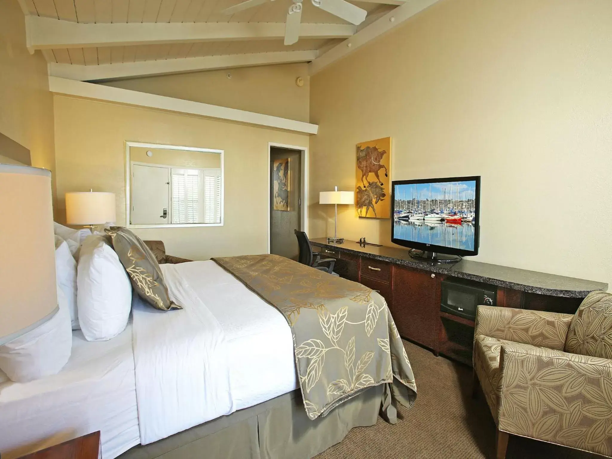 Bedroom, TV/Entertainment Center in Best Western PLUS Island Palms Hotel & Marina