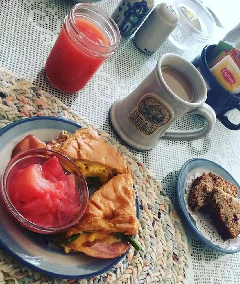 Breakfast in White Lace Inn Breakfast in White Lace Inn