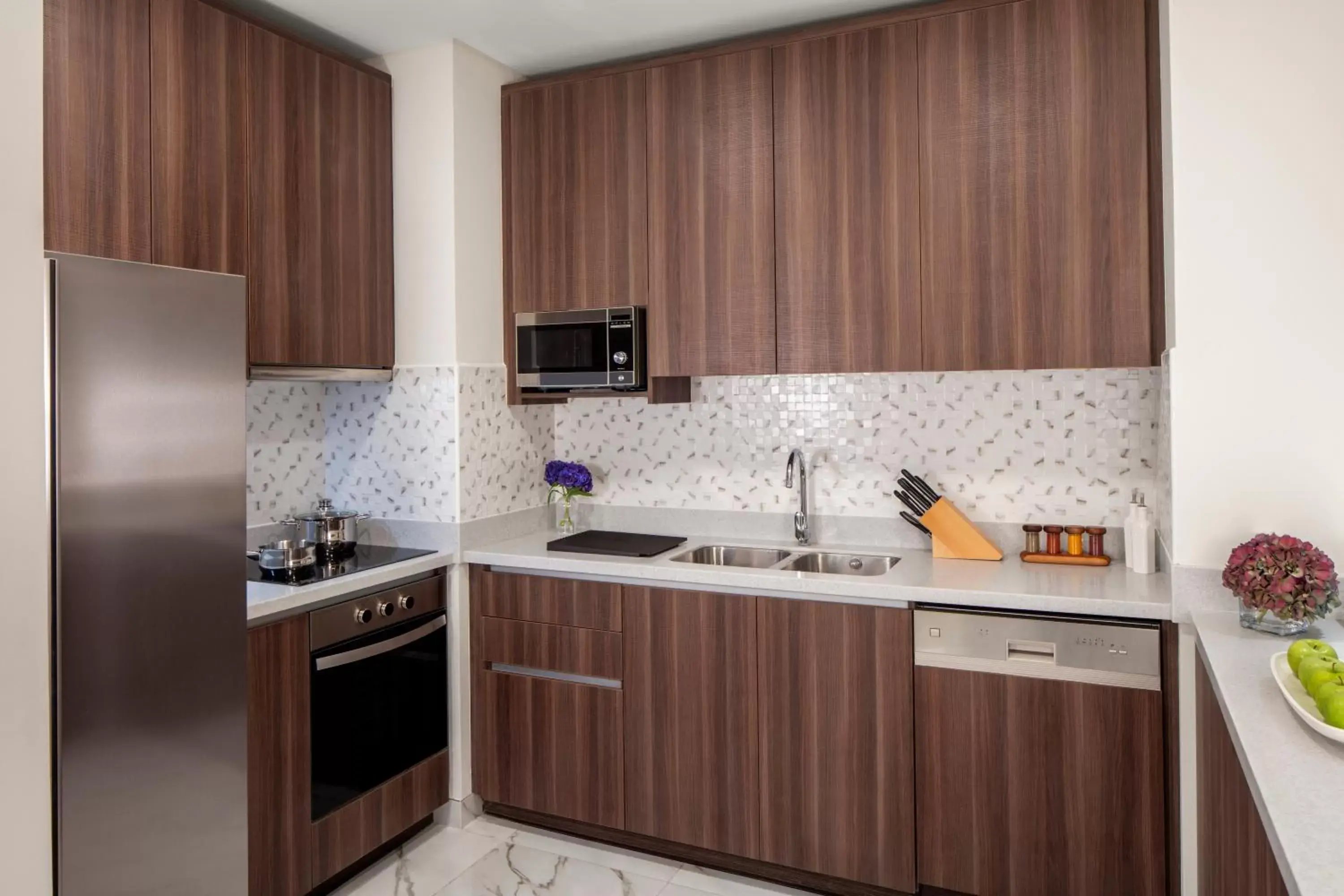 Coffee/tea facilities, Kitchen/Kitchenette in Avani Plus Palm View Dubai Hotel & Suites