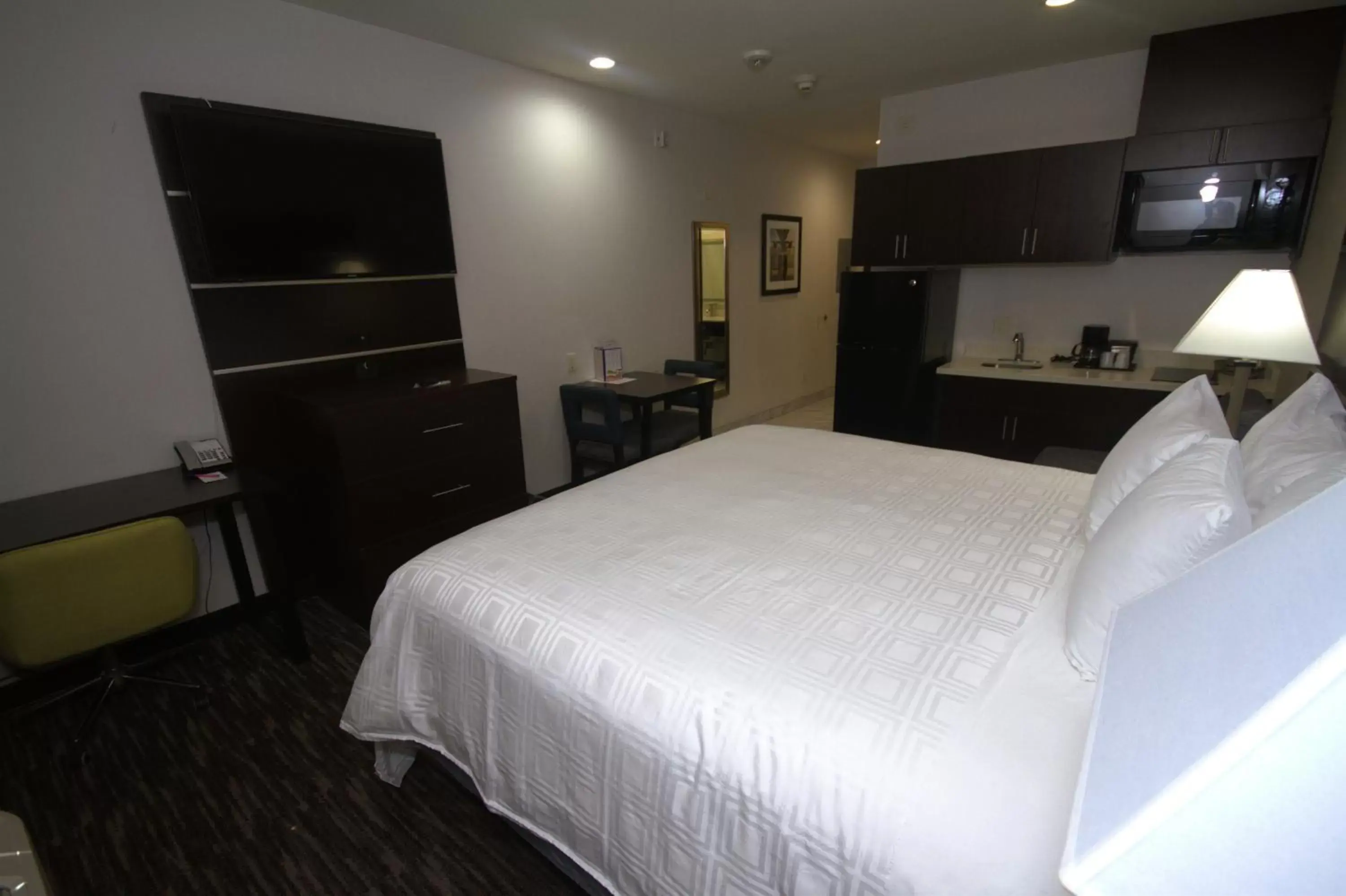 Bedroom, Bed in Atrium Hotel and Suites DFW Airport