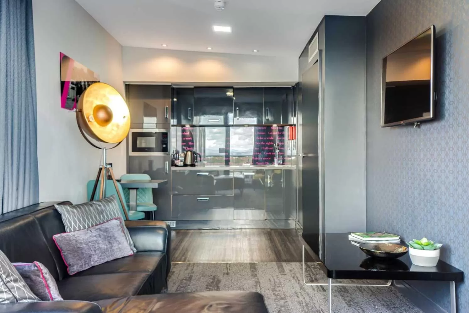 Living room in Roomzzz Chester City