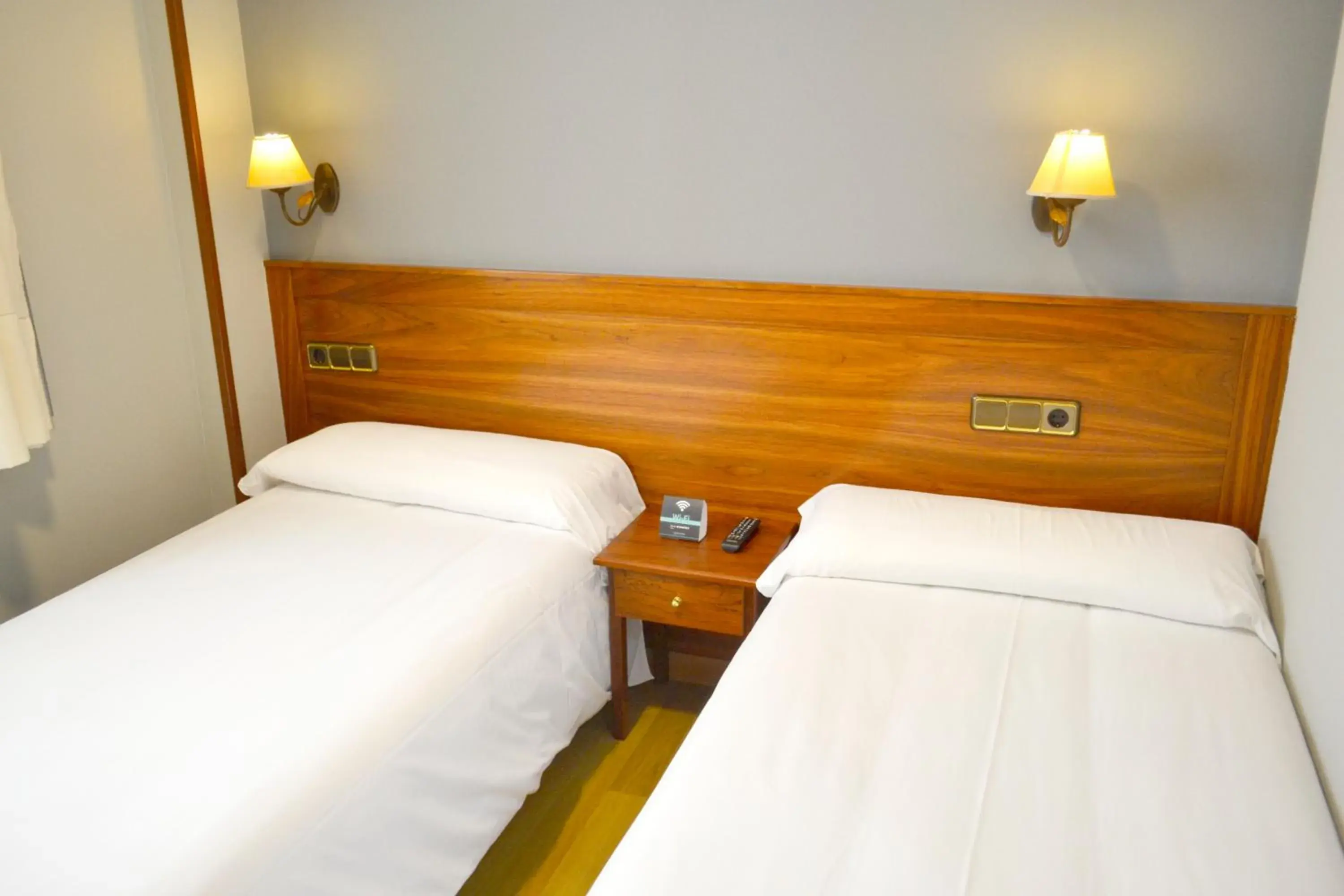Photo of the whole room, Bed in Hotel Los Templarios