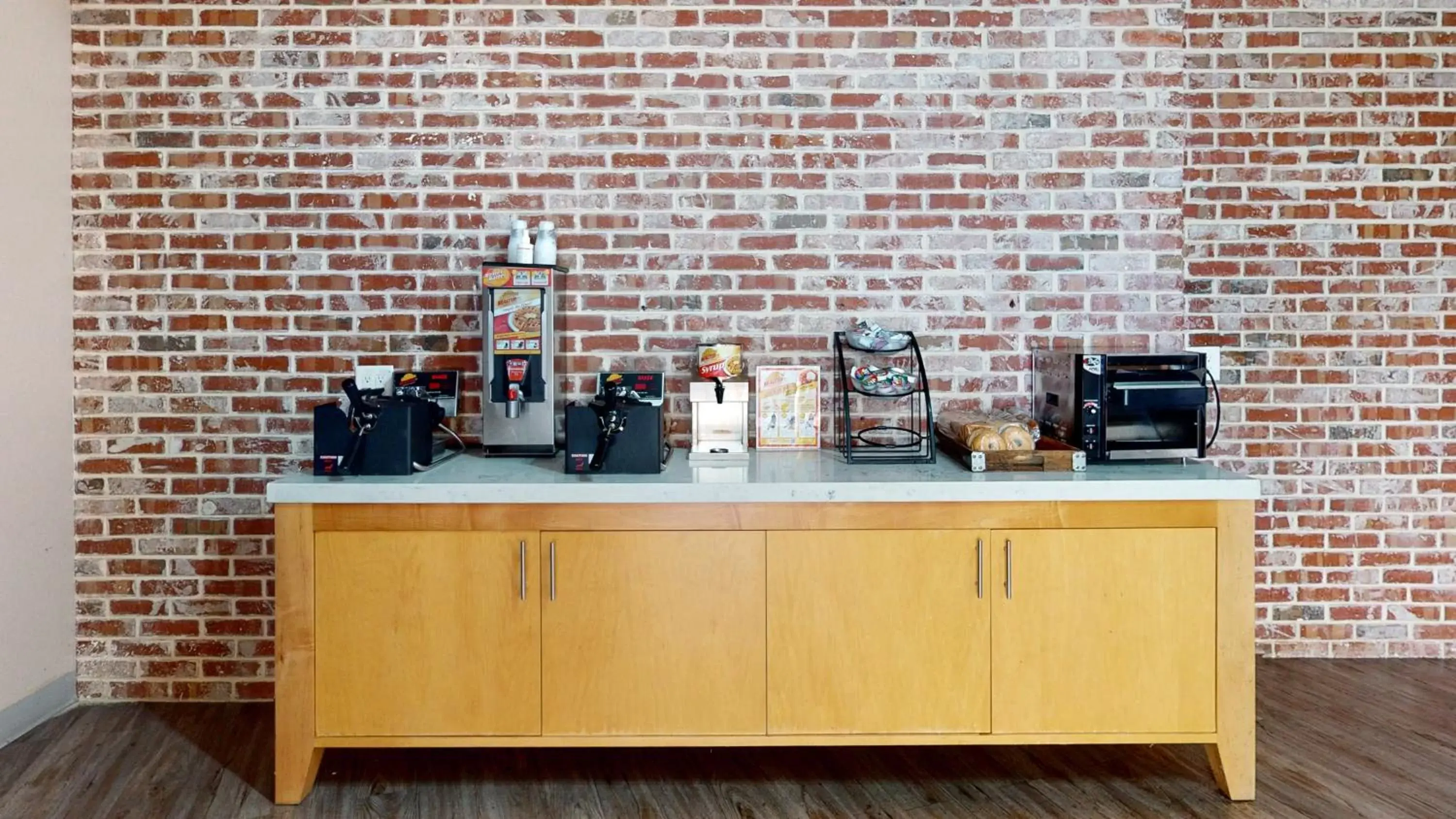 Coffee/tea facilities, Kitchen/Kitchenette in Aggieland Boutique Hotel