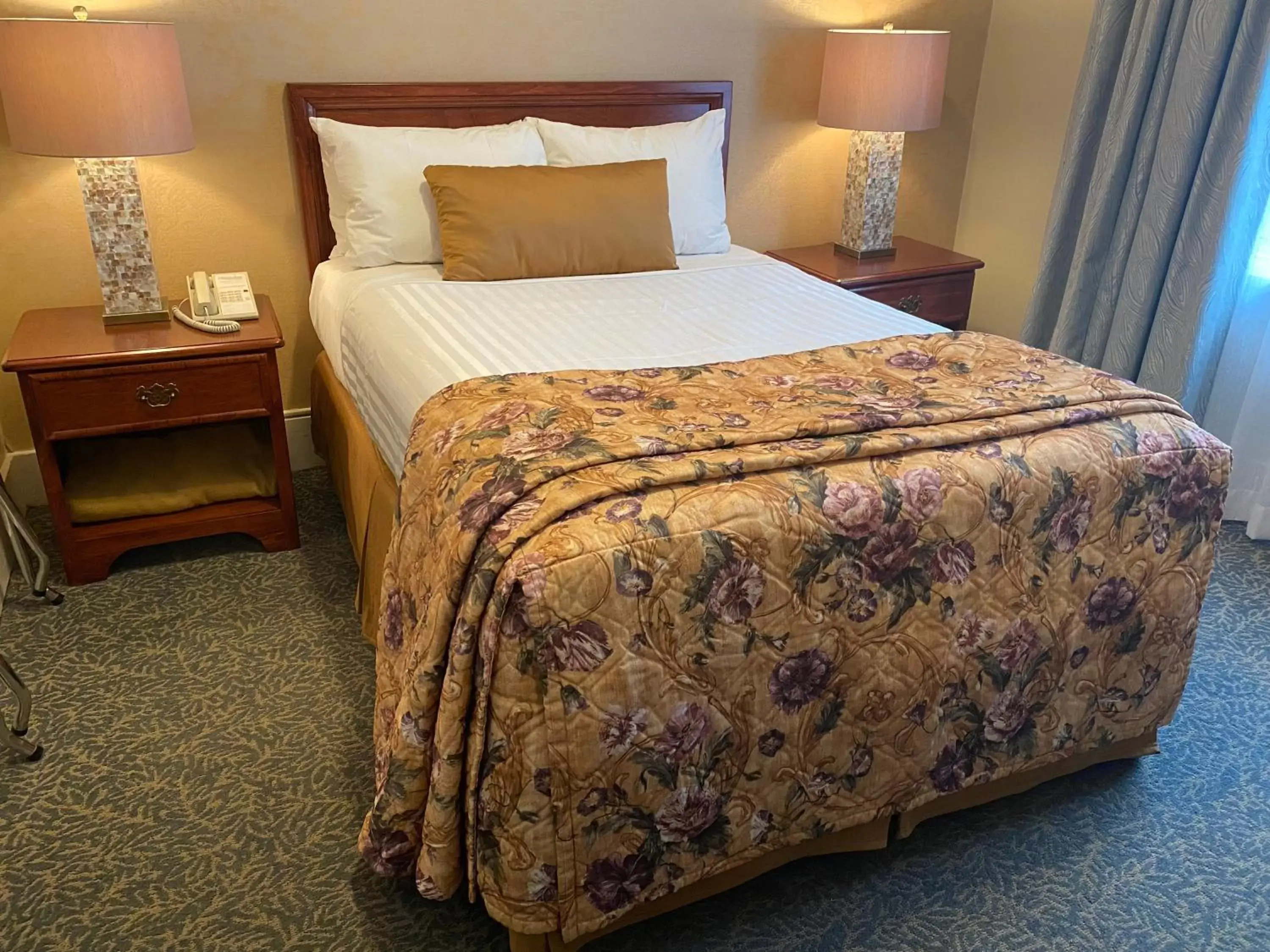 Bedroom, Bed in Kingston Hotel