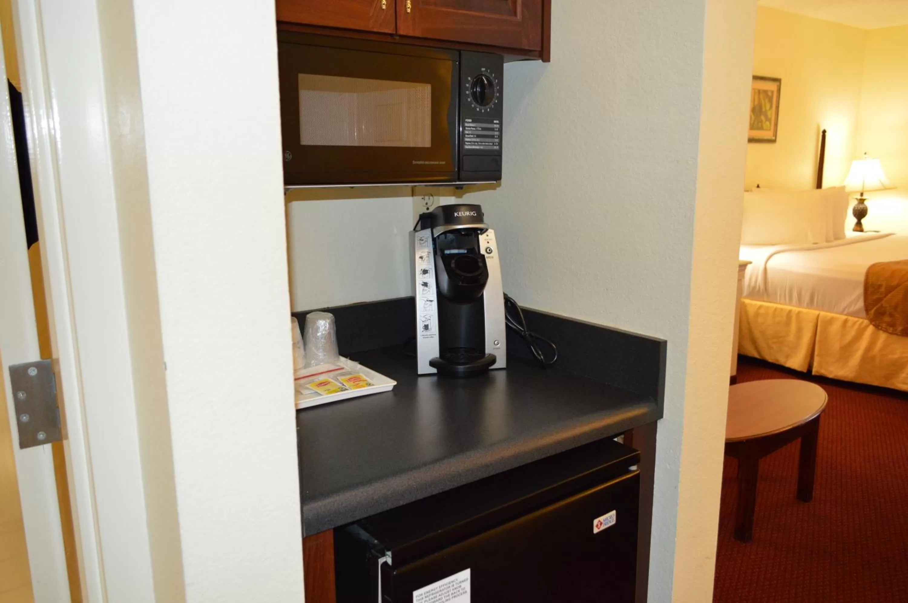 Coffee/tea facilities, Bed in Opal Hotel & Suites