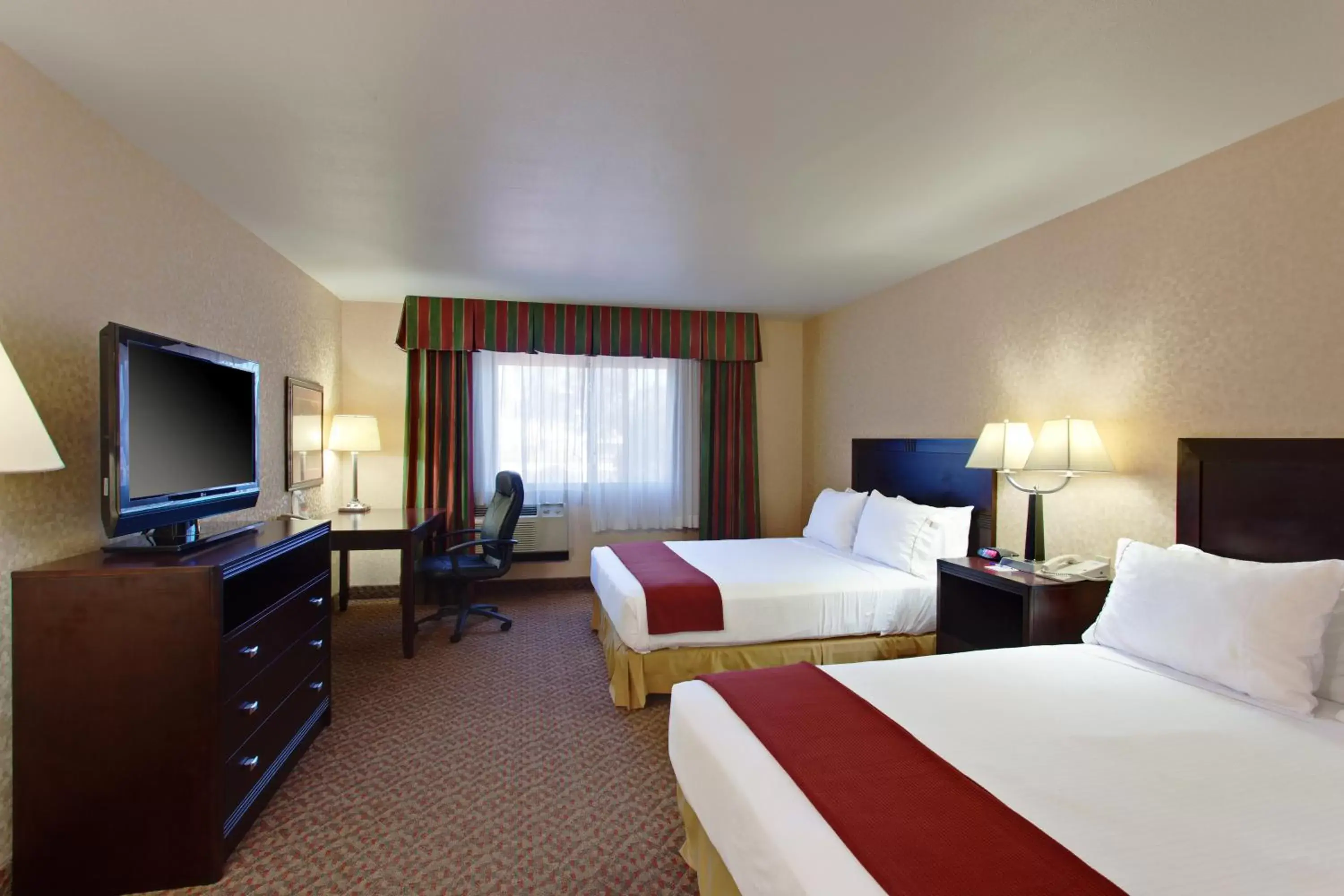 Standard Double Room with Two Double Beds and Accessible Tub - Mobility Access in Holiday Inn Express Temecula by IHG Standard Double Room with Two Double Beds and Accessible Tub - Mobility Access in Holiday Inn Express Temecula by IHG