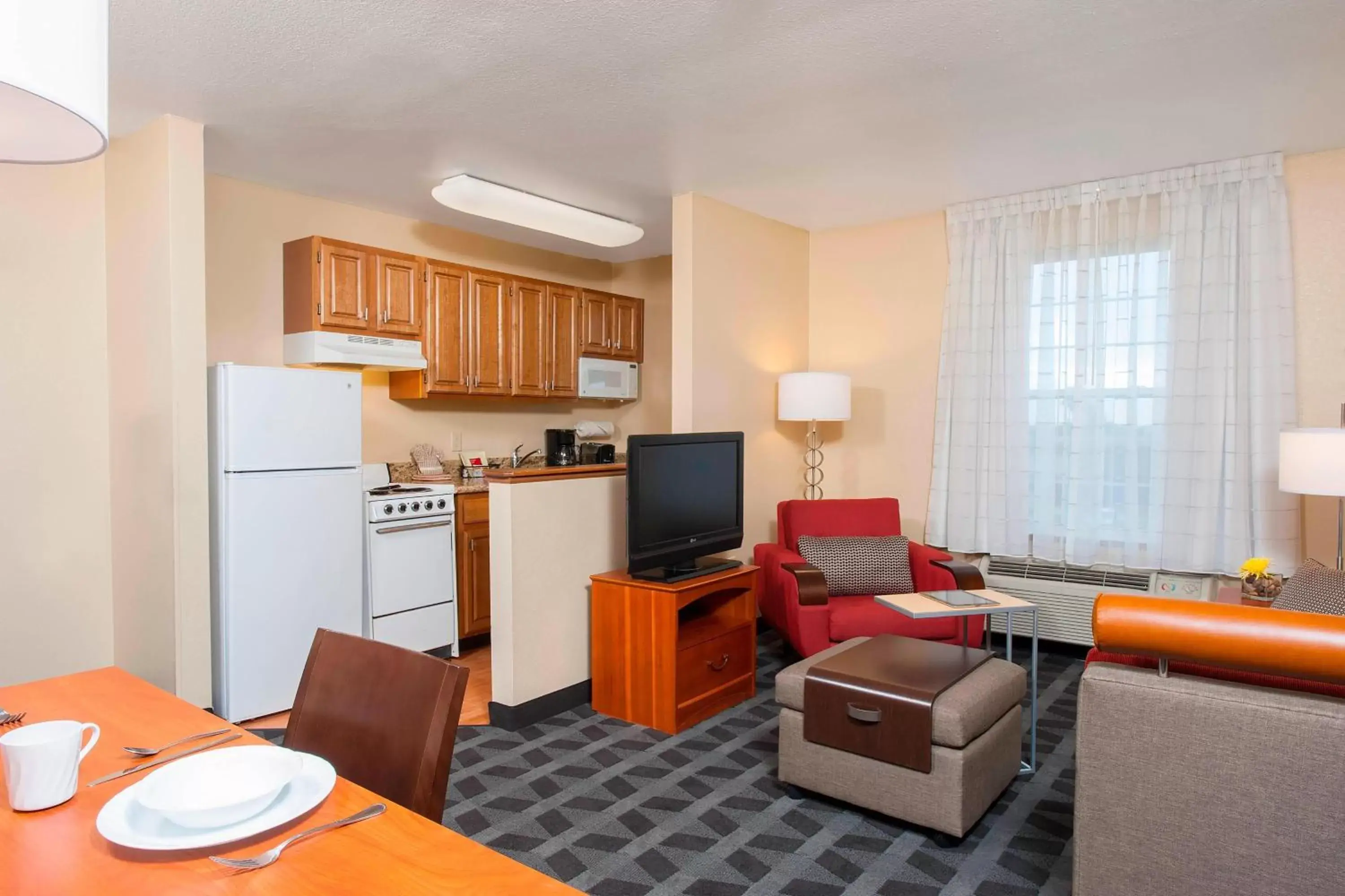 Bedroom, TV/Entertainment Center in TownePlace Suites Indianapolis Park 100