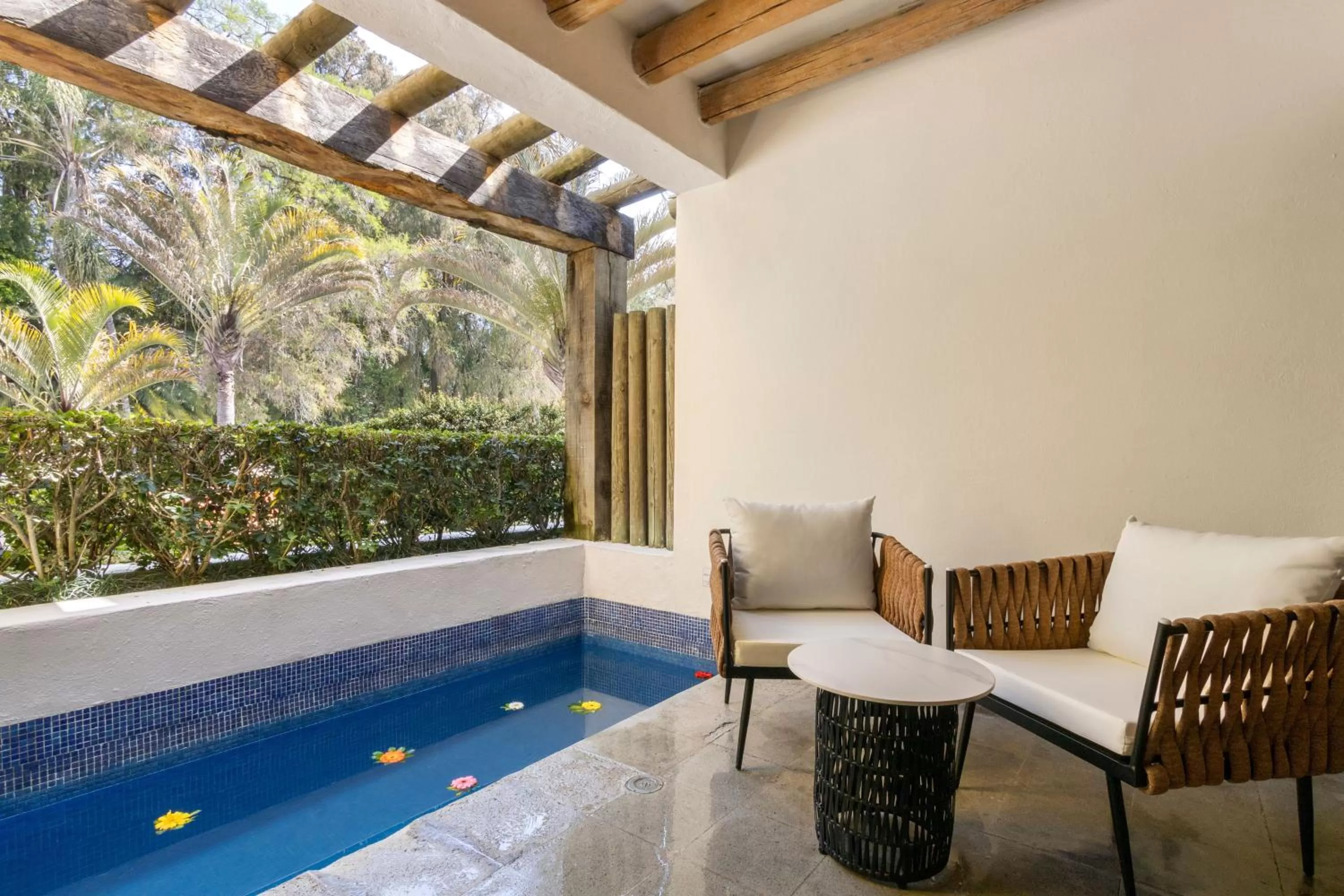 Swimming pool in Hotel Rancho San Diego Grand Spa Resort