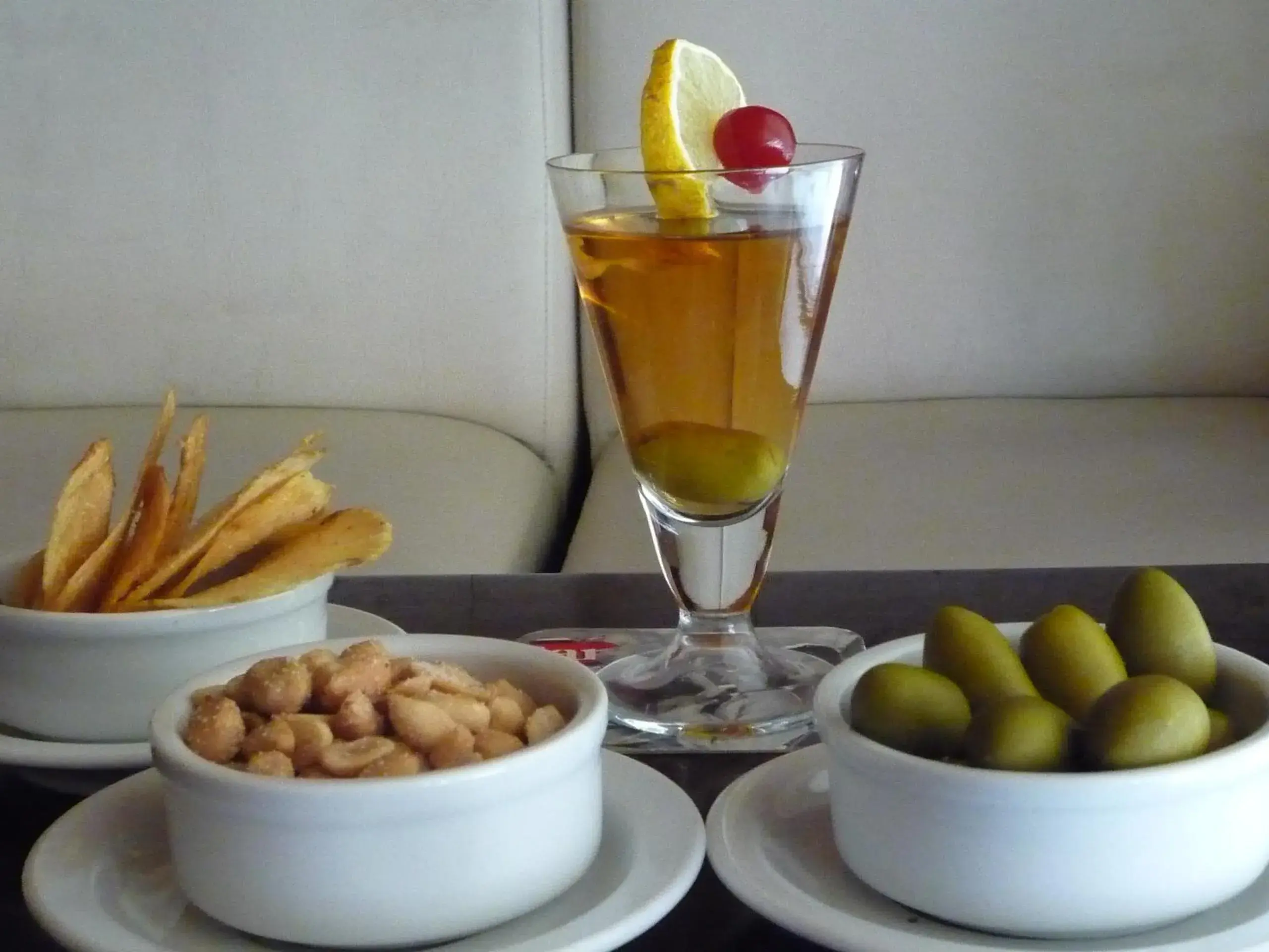 Lounge or bar, Food in Hotel Rayentray Trelew