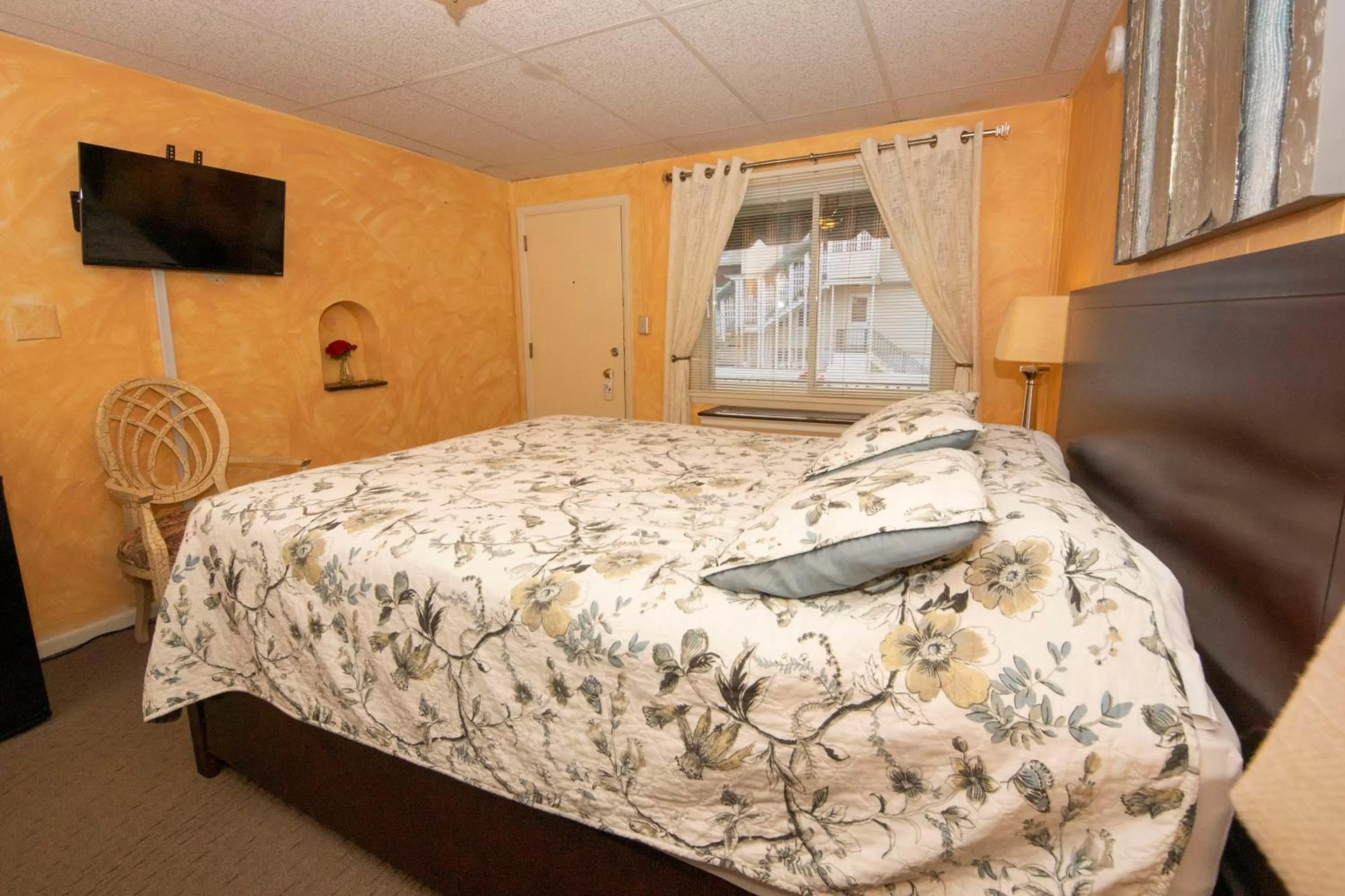 Photo of the whole room, Bed in Simmons Motel and Suites
