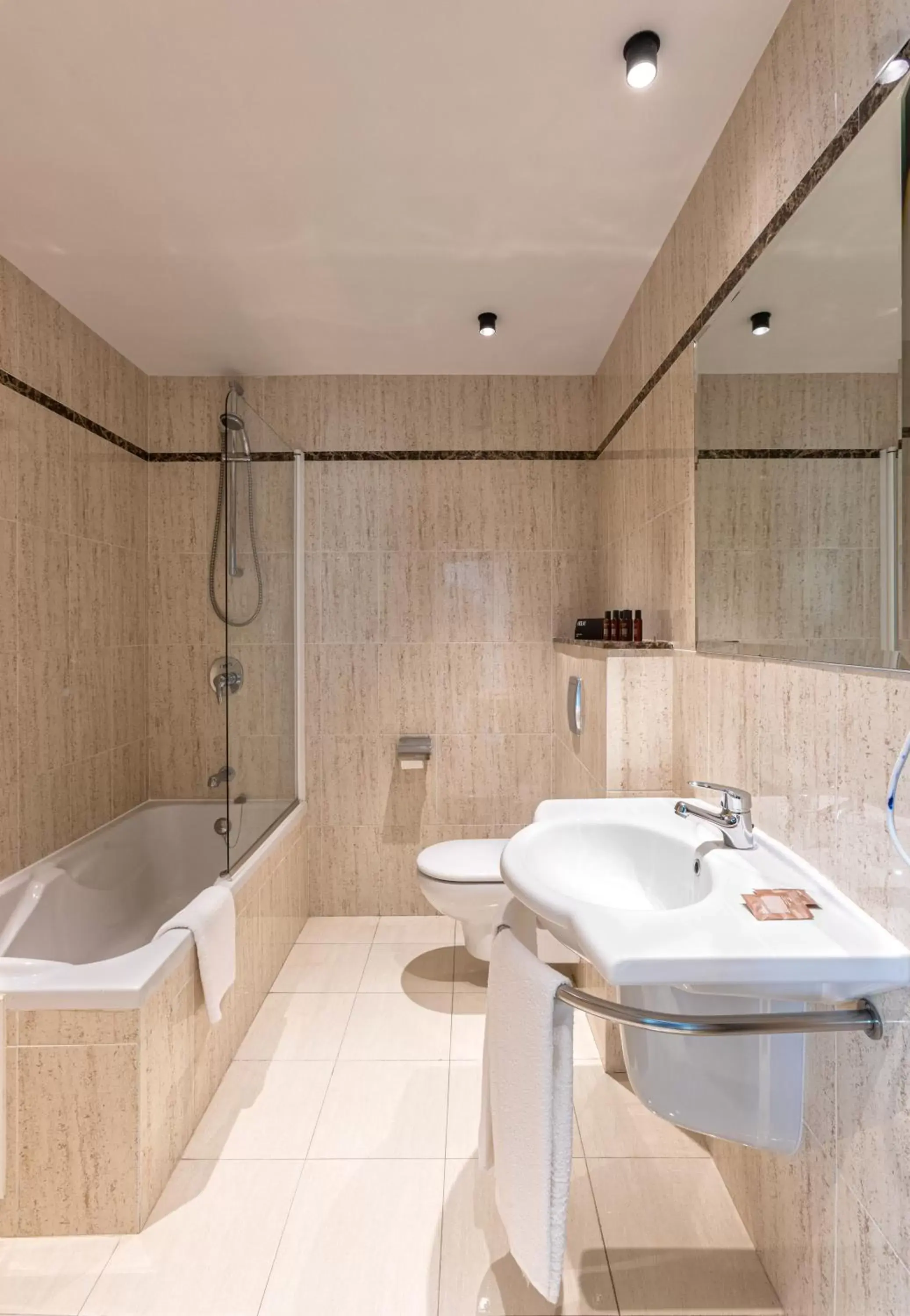 Bathroom in Hotel Forum Ceao