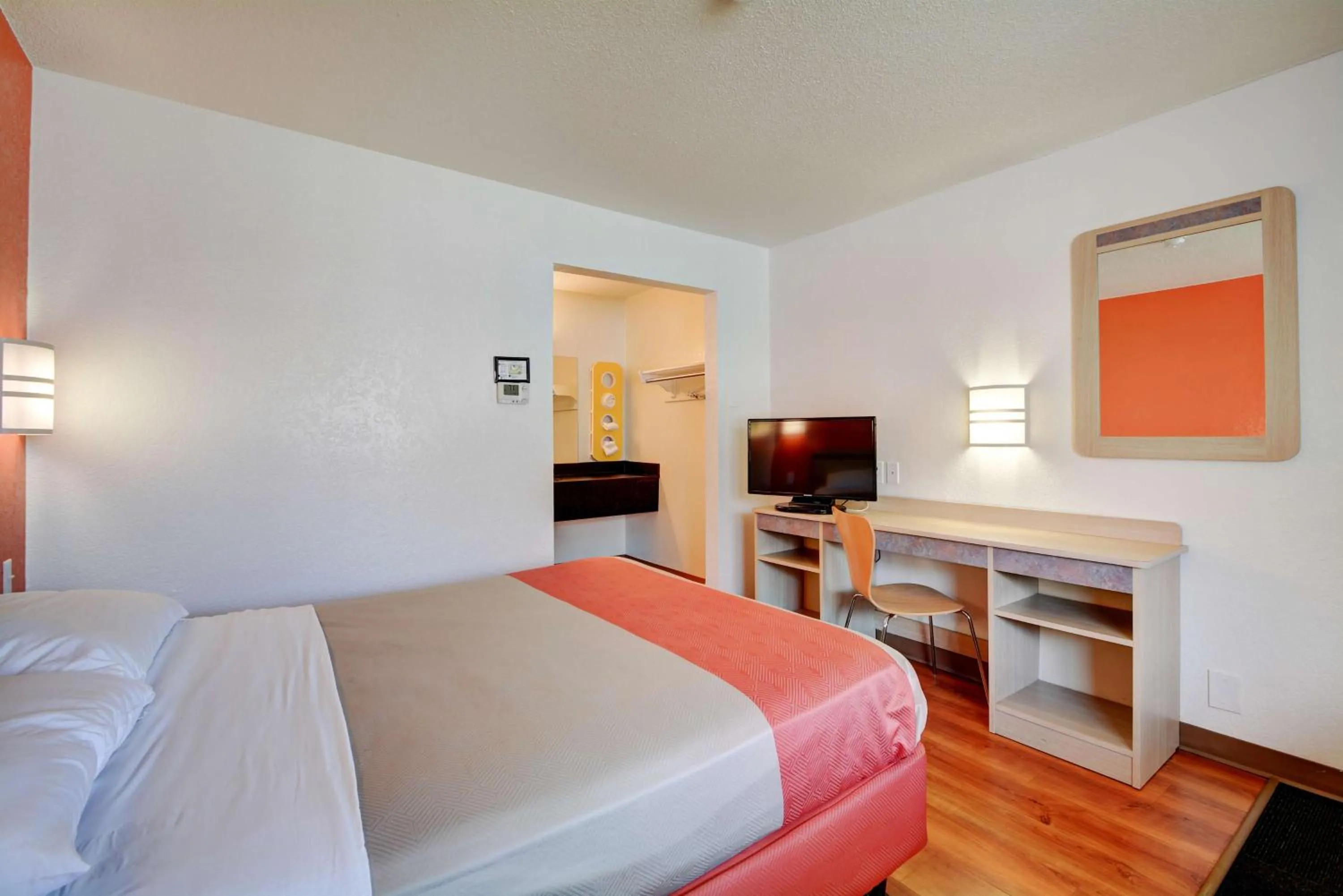 TV and multimedia, Bed in Motel 6-Southington, CT - Hartford