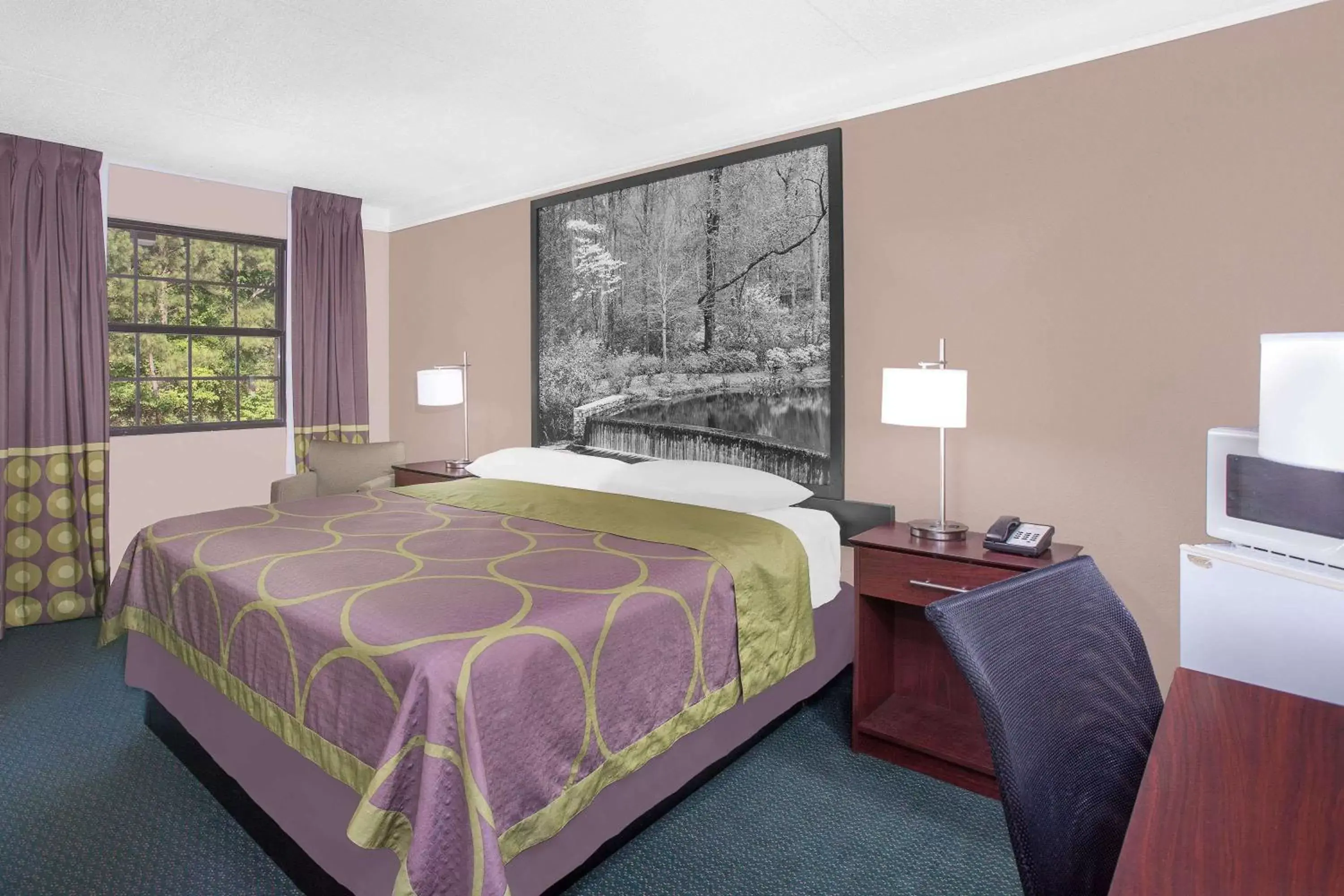 Photo of the whole room, Bed in Super 8 by Wyndham Austell/Six Flags