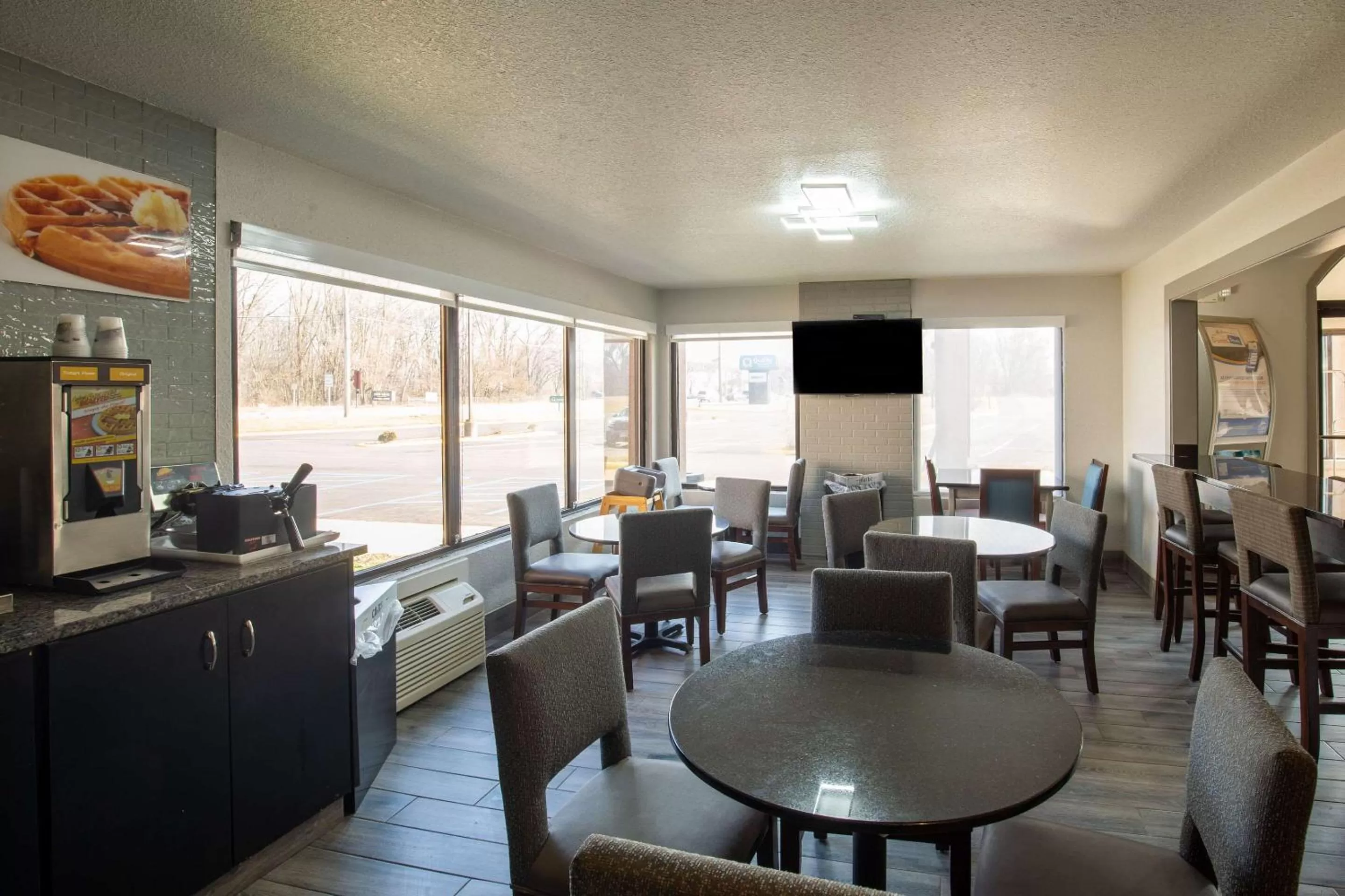 Breakfast in Quality Inn & Suites Portage Central