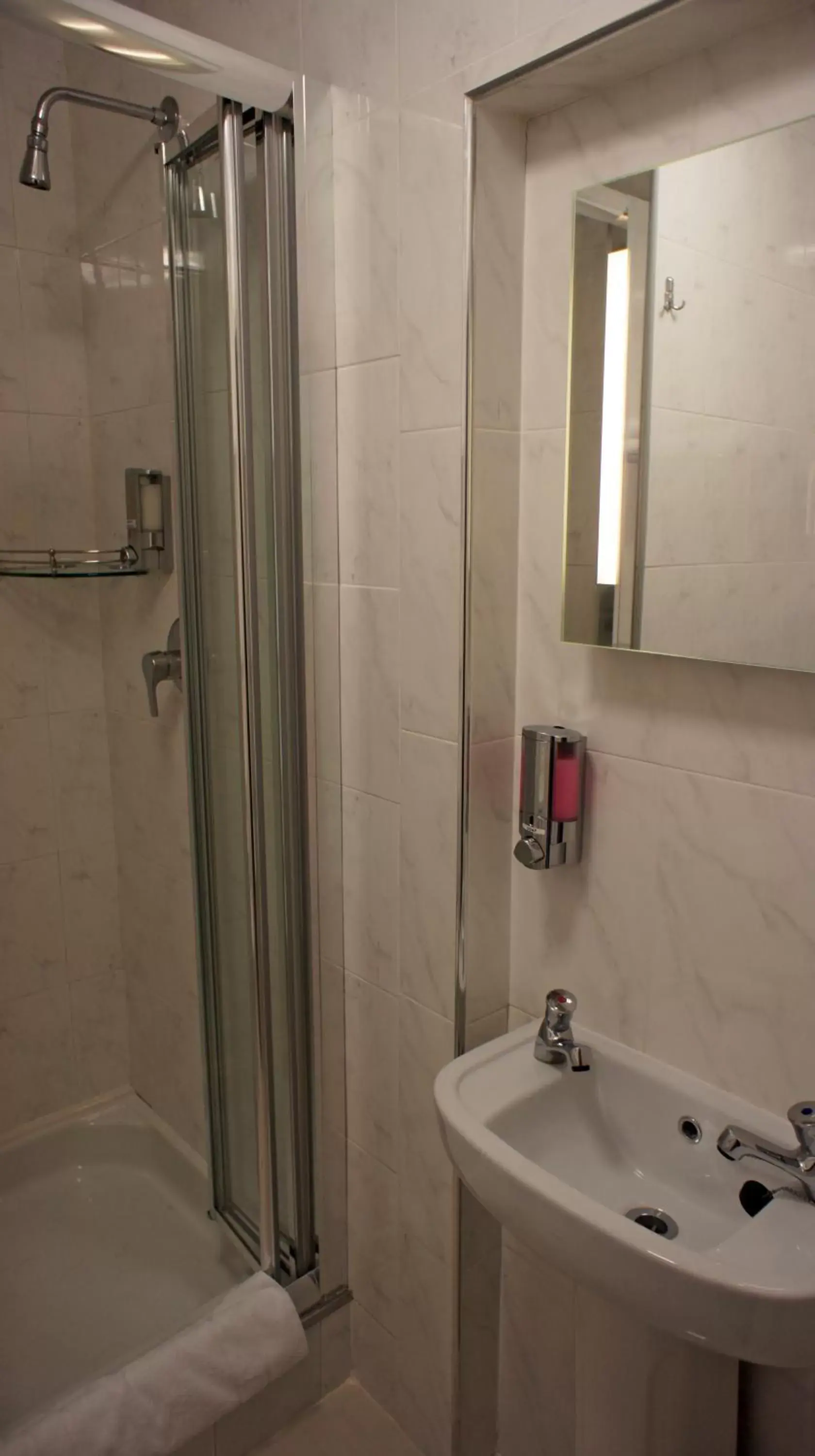 Shower, Bathroom in Aspen Hotel