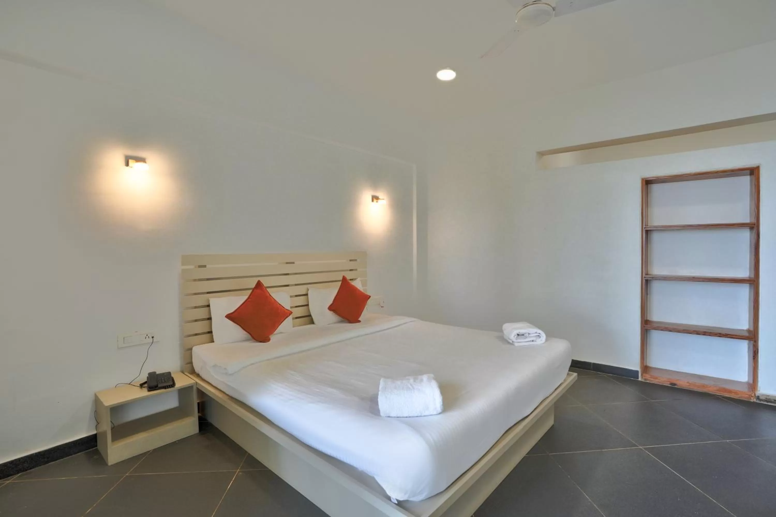 Photo of the whole room, Bed in Blu Missel By The River