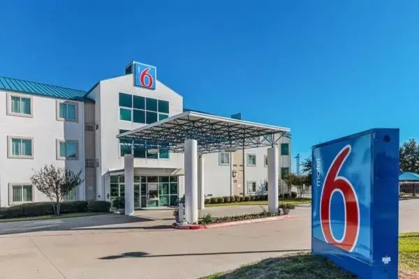 Property Building in Motel 6-Benbrook, TX - Fort Worth