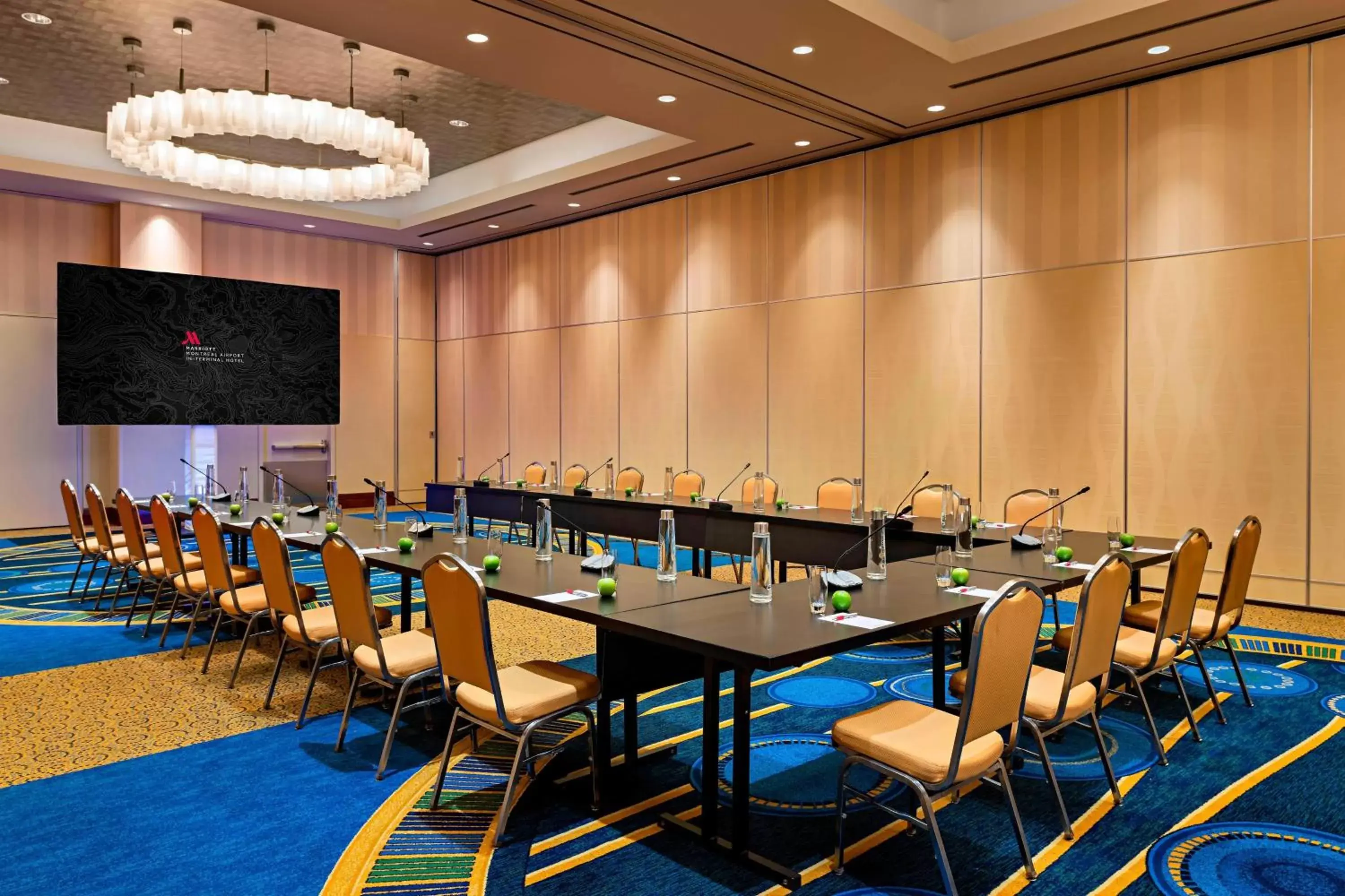 Meeting/conference room in Marriott Montreal Airport In-Terminal Hotel