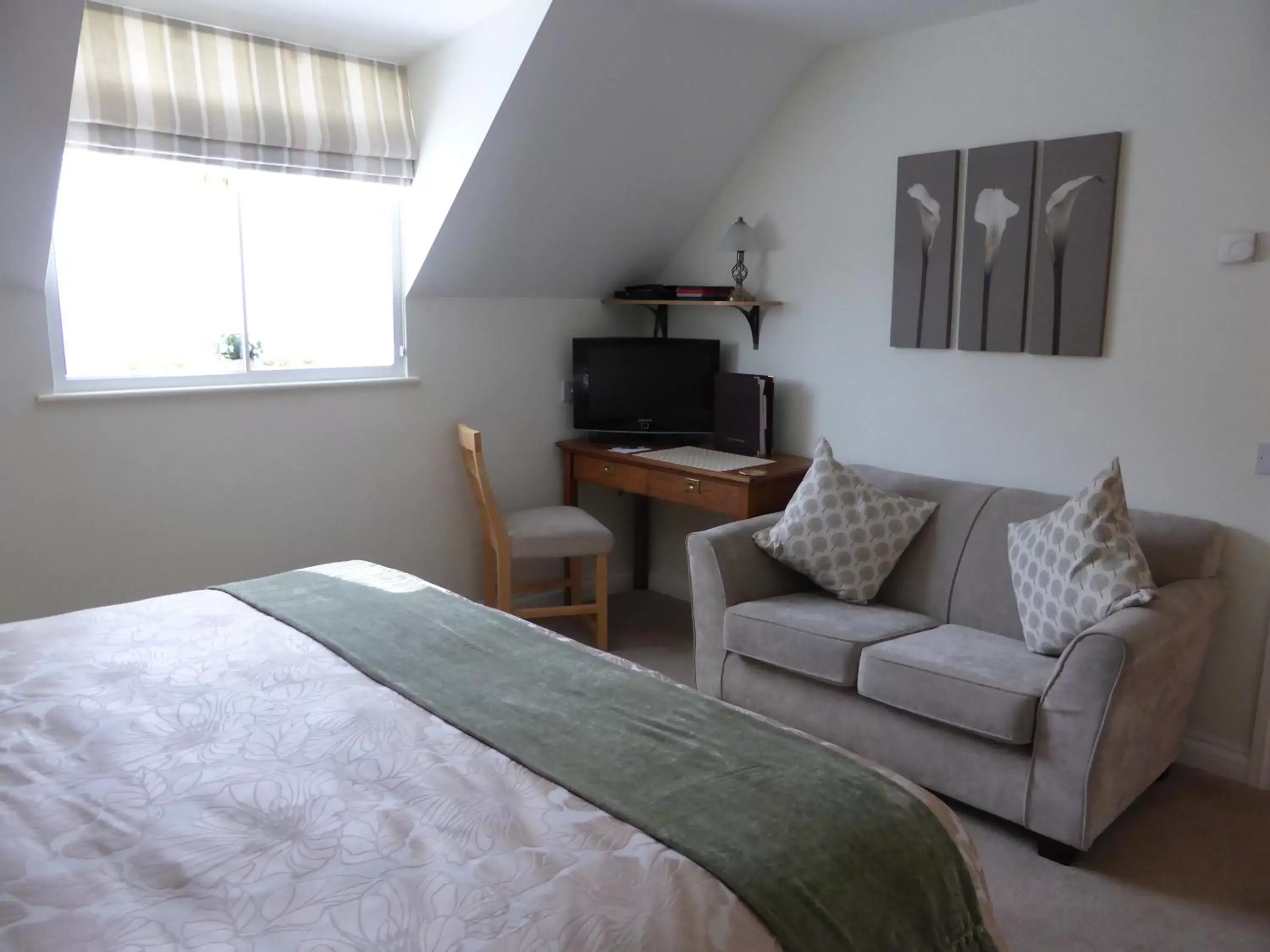 Bed, TV/Entertainment Center in Liongate House