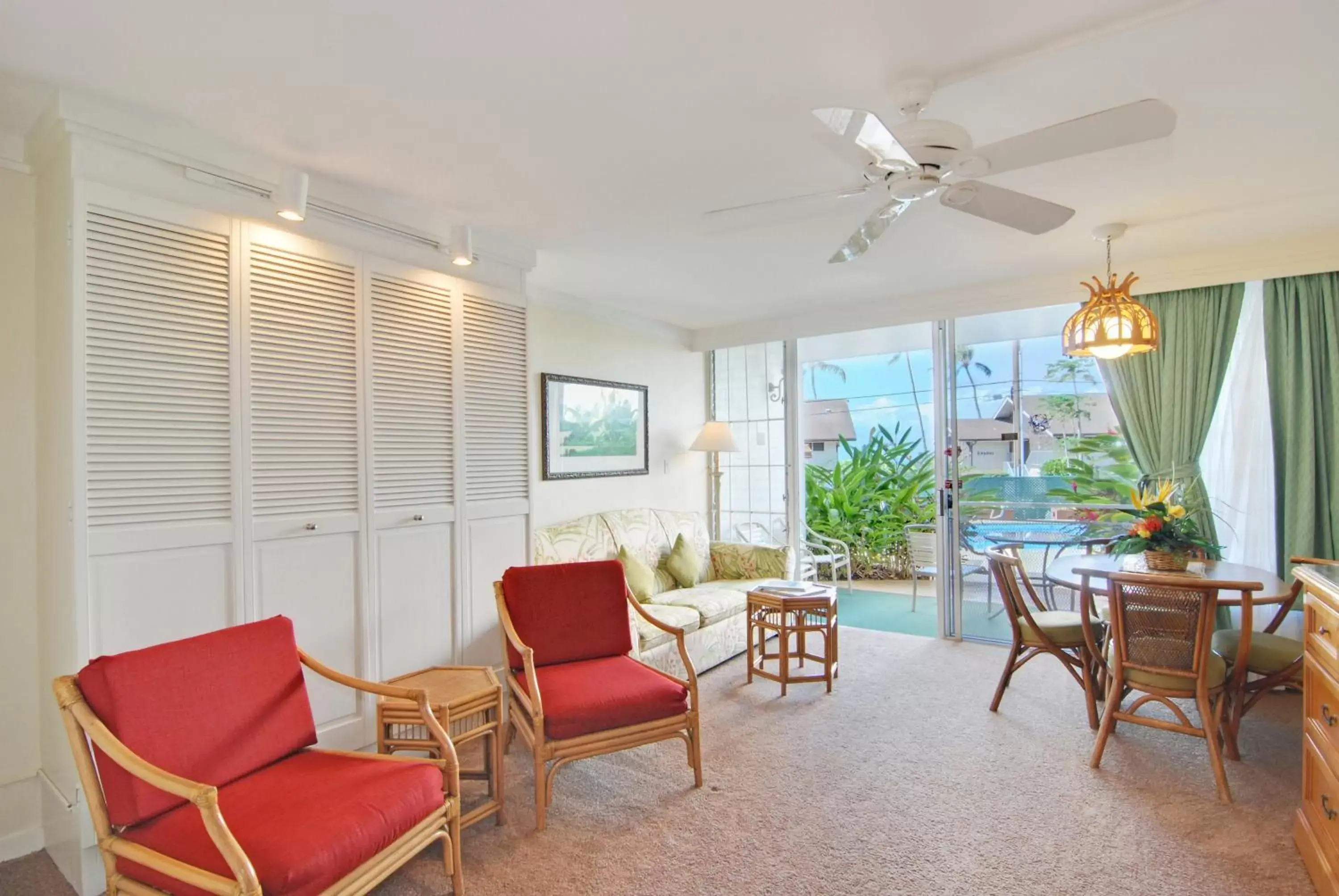 Living room, Seating Area in Napili Sunset Beach Front Resort