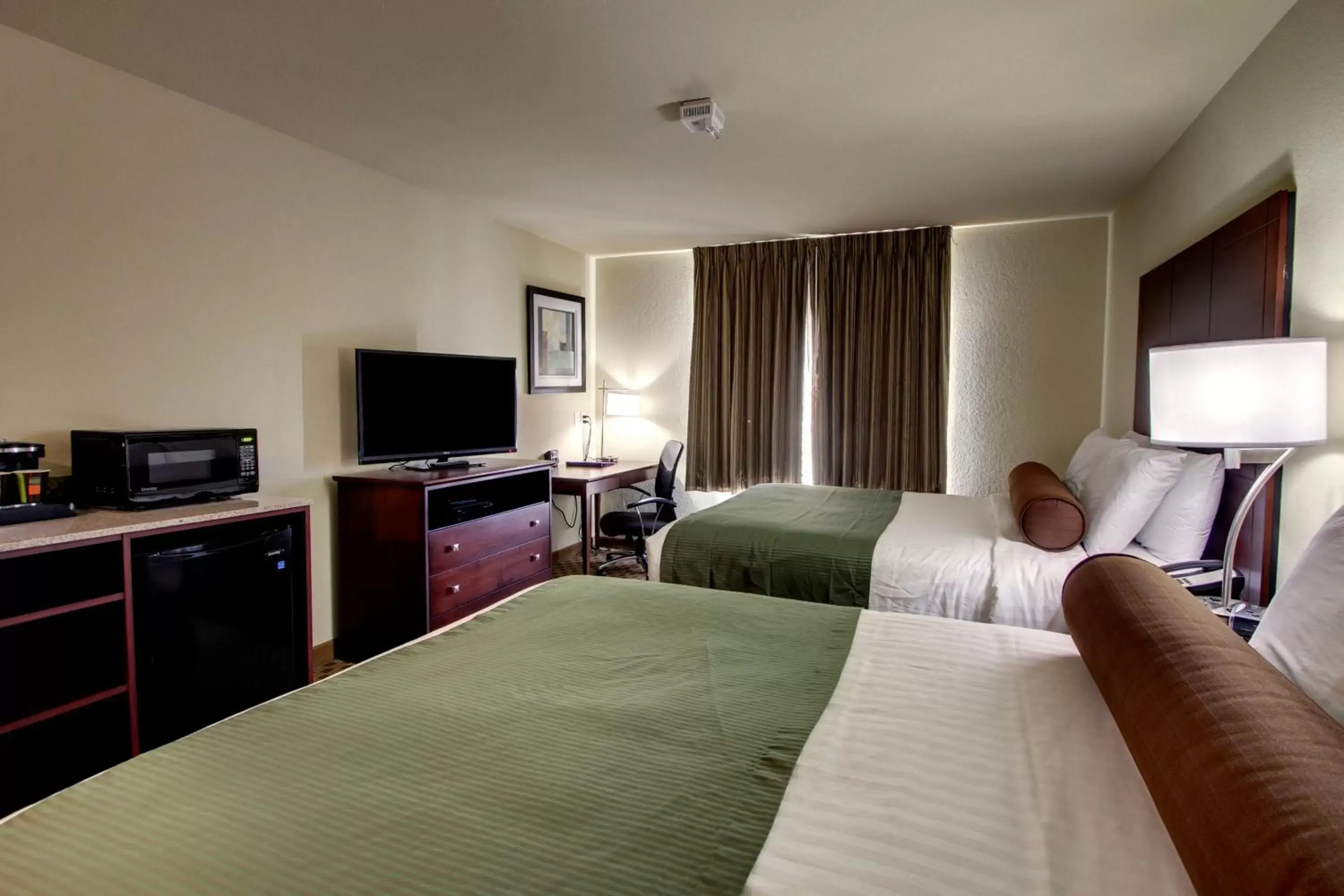 Bed, TV/Entertainment Center in Cobblestone Hotel & Suites - Newton