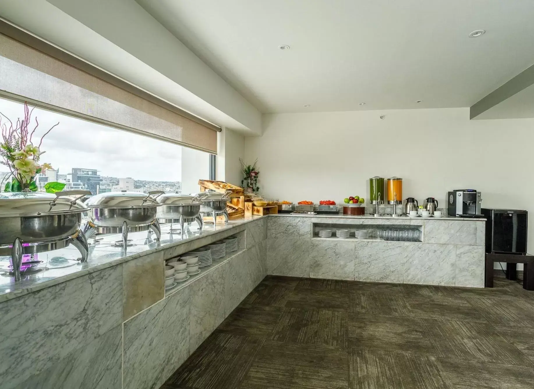 Lobby or reception, Kitchen/Kitchenette in Real Inn Tijuana by Camino Real Hotels