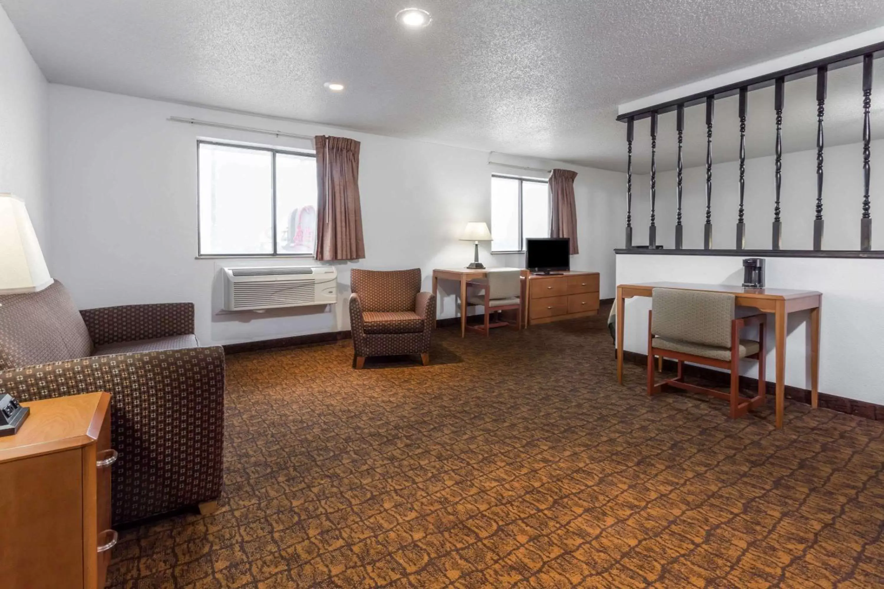 Photo of the whole room, Seating Area in Super 8 by Wyndham Summersville