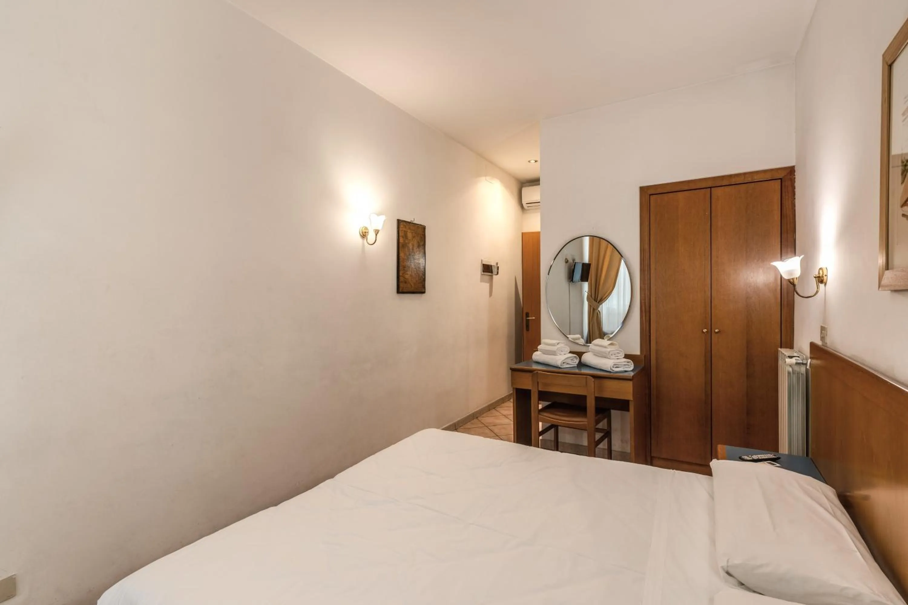 Photo of the whole room in Hotel Pomezia