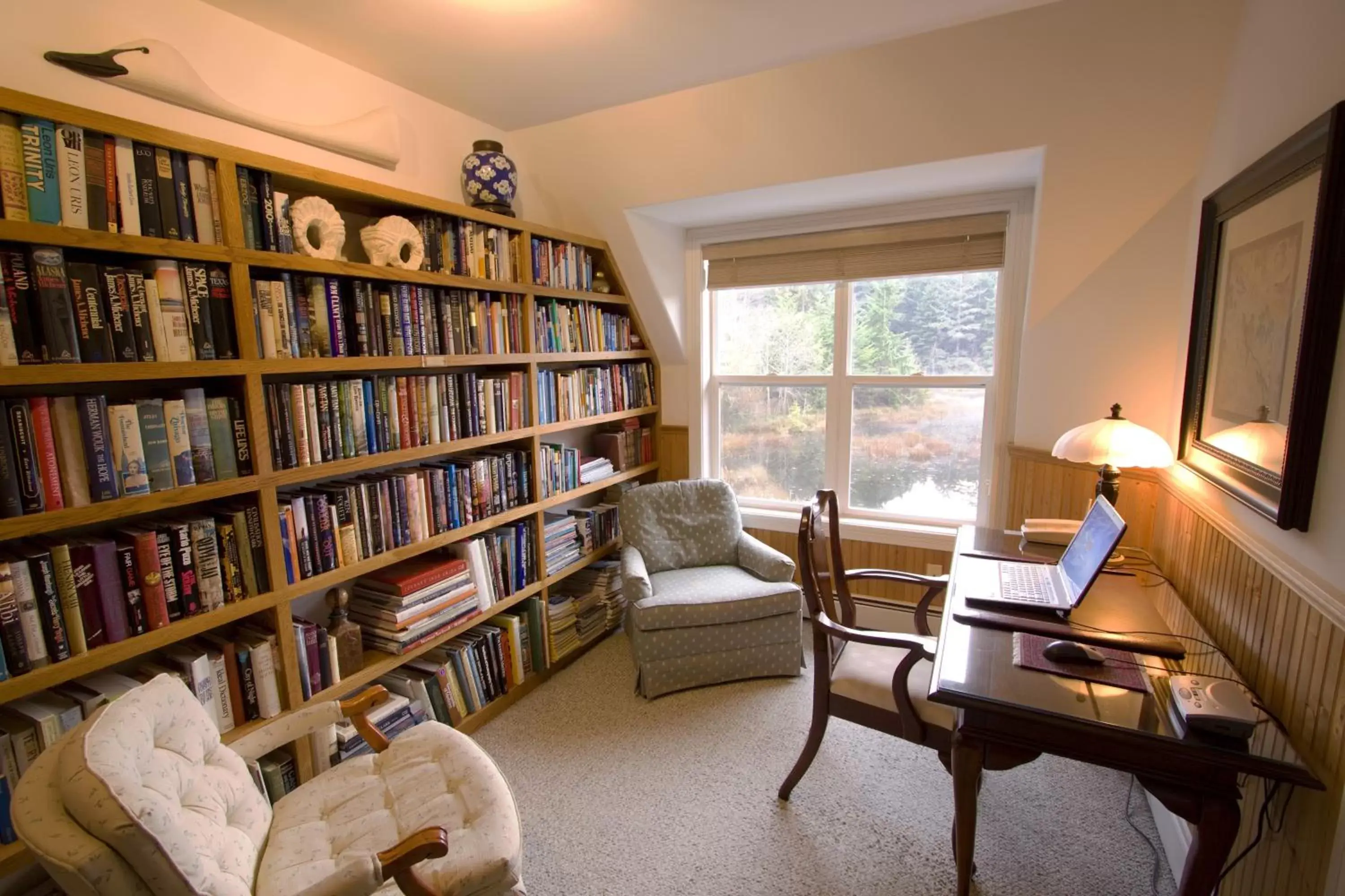 Library in Otter's Pond Bed and Breakfast