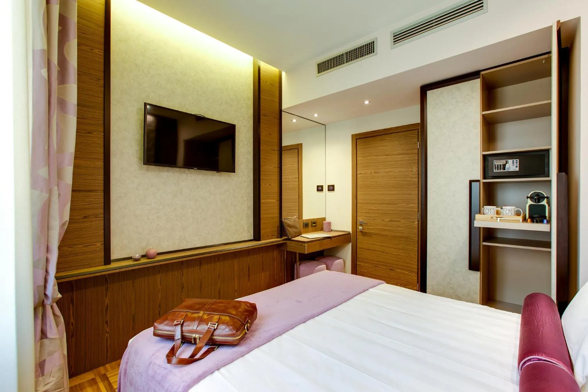 Bedroom, Bed in Solo Experience Hotel