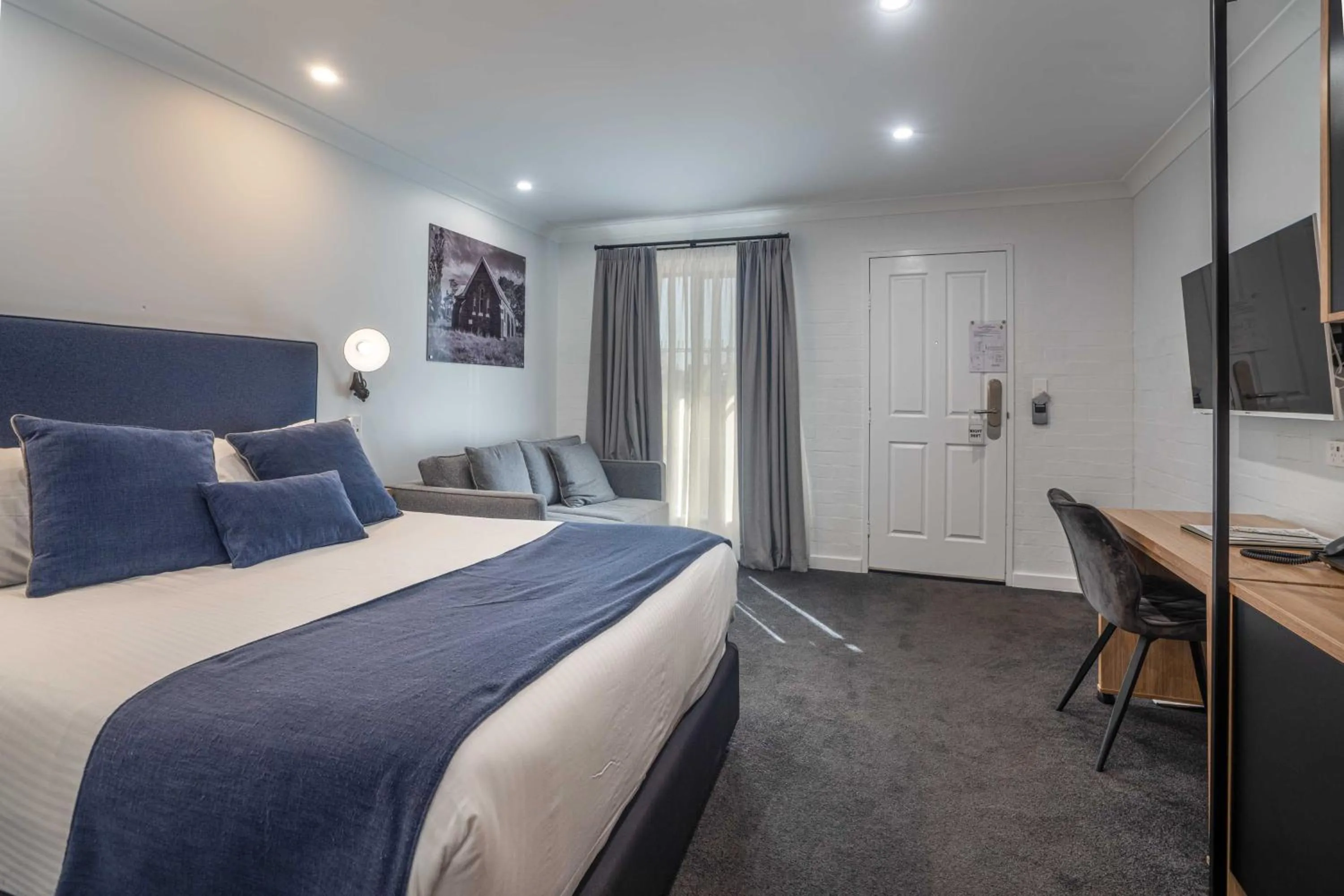 Photo of the whole room, Bed in Town Square Motel