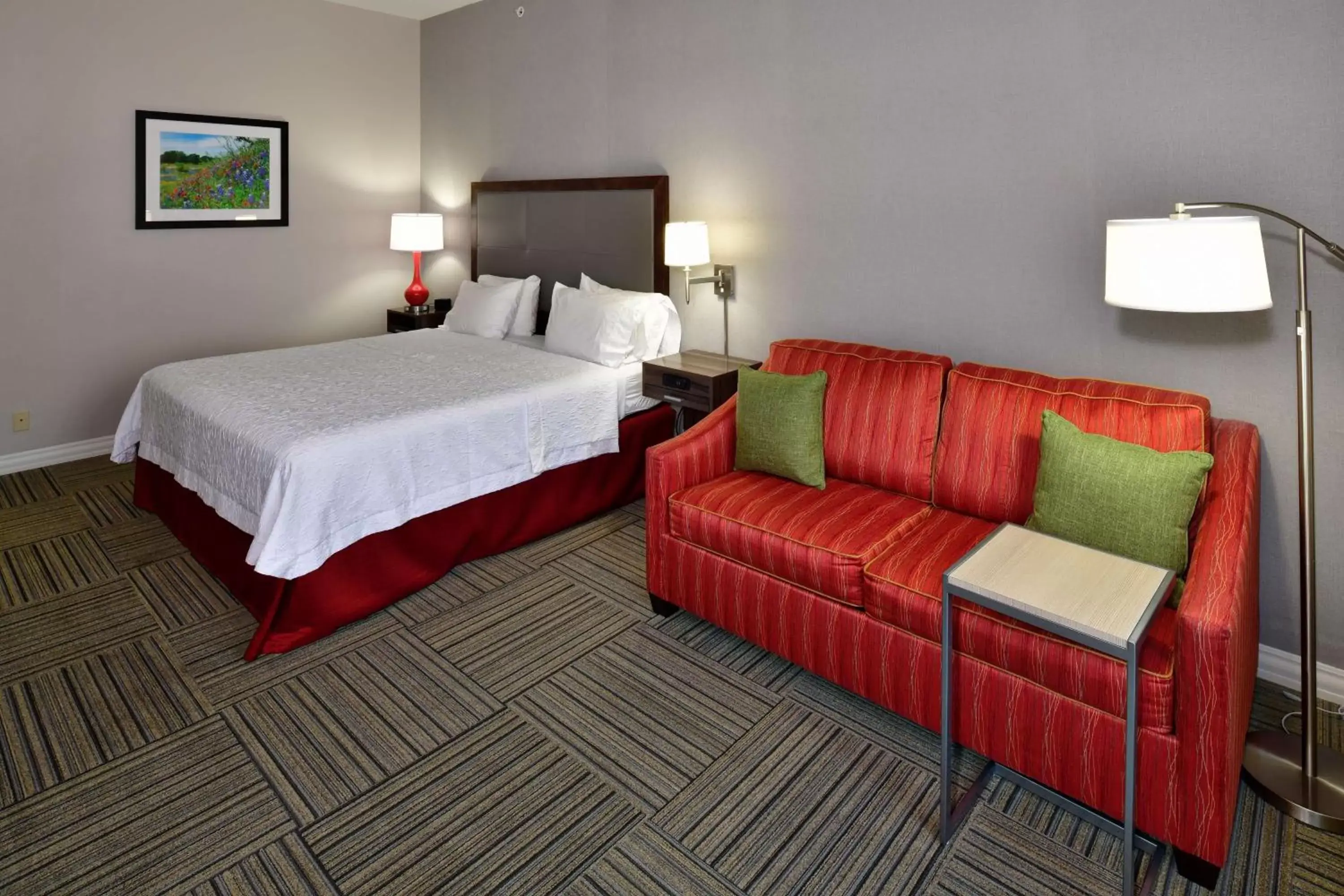 Living room, Bed in Hampton Inn & Suites Fredericksburg