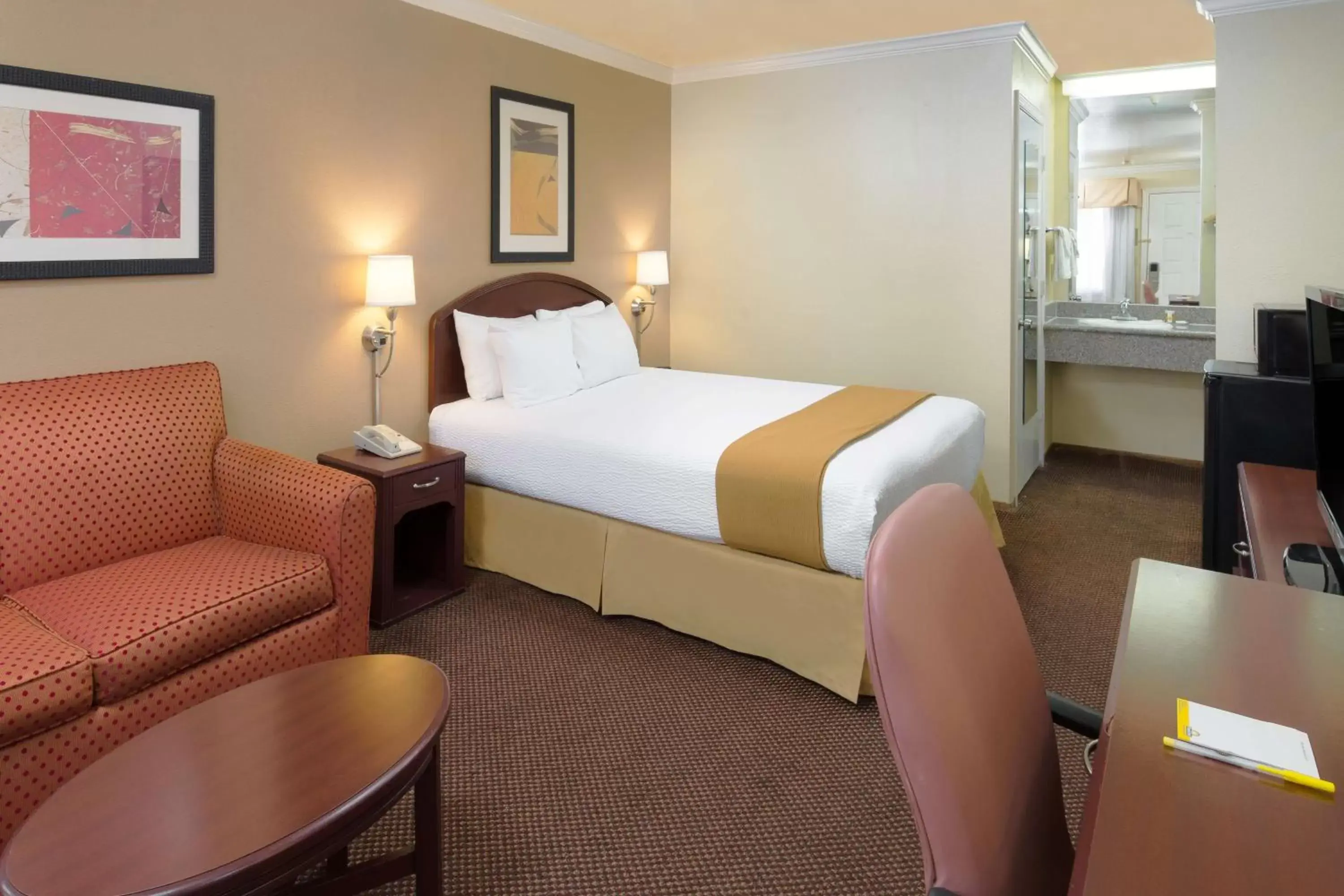 Photo of the whole room, Bed in Days Inn by Wyndham Pinole Berkeley