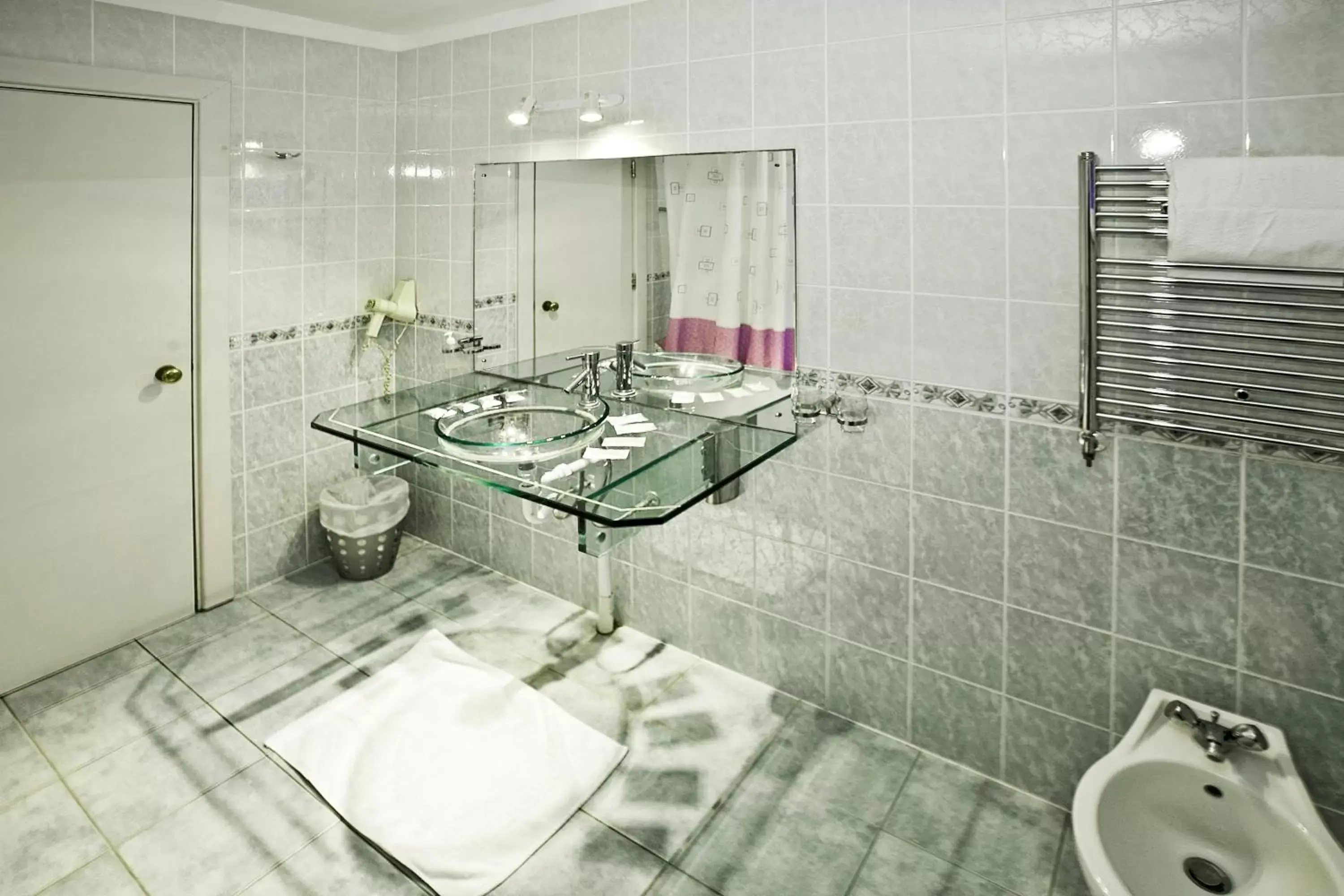 Bathroom in Desalis Hotel London Stansted