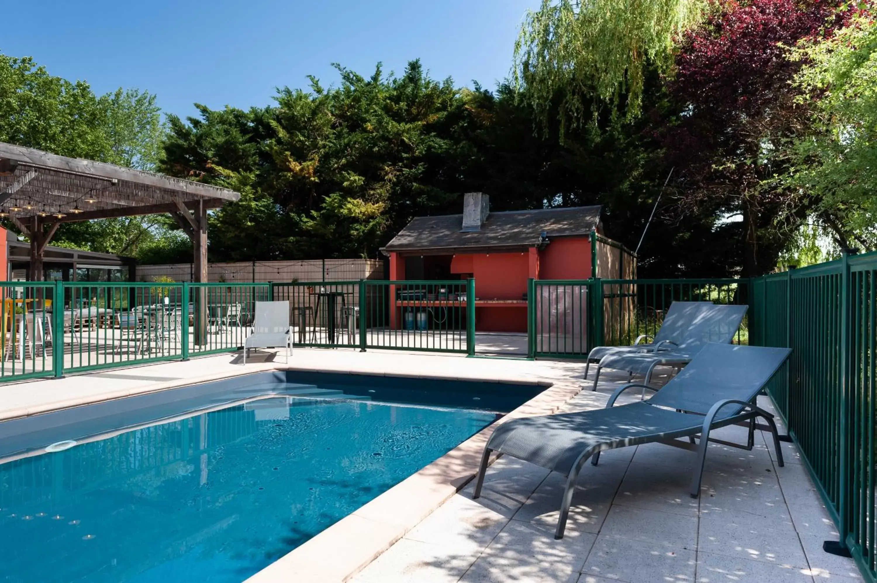 BBQ facilities, Swimming Pool in Campanile Beaune