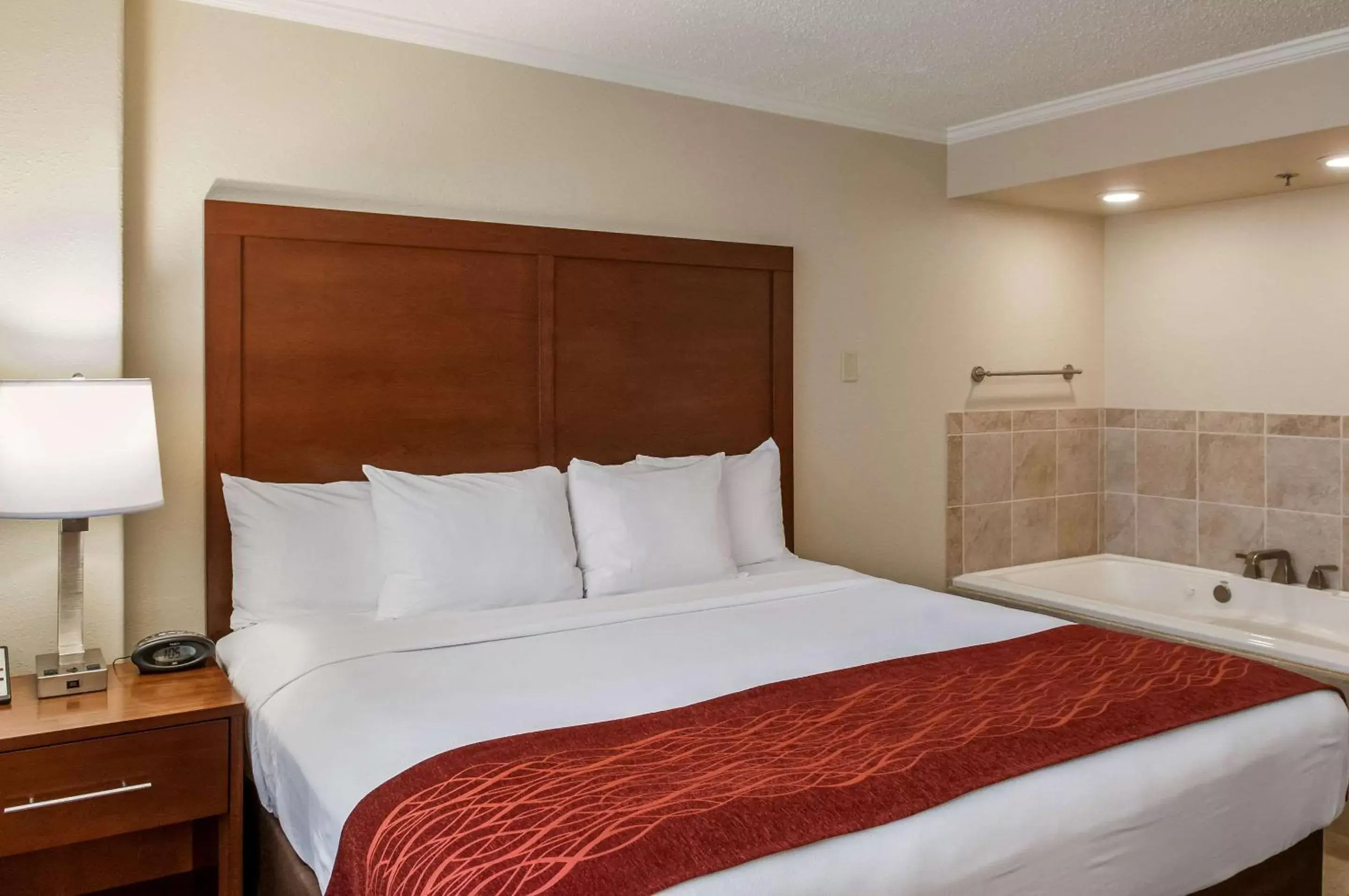 Photo of the whole room, Bed in Comfort Inn & Suites At Copeland Tower