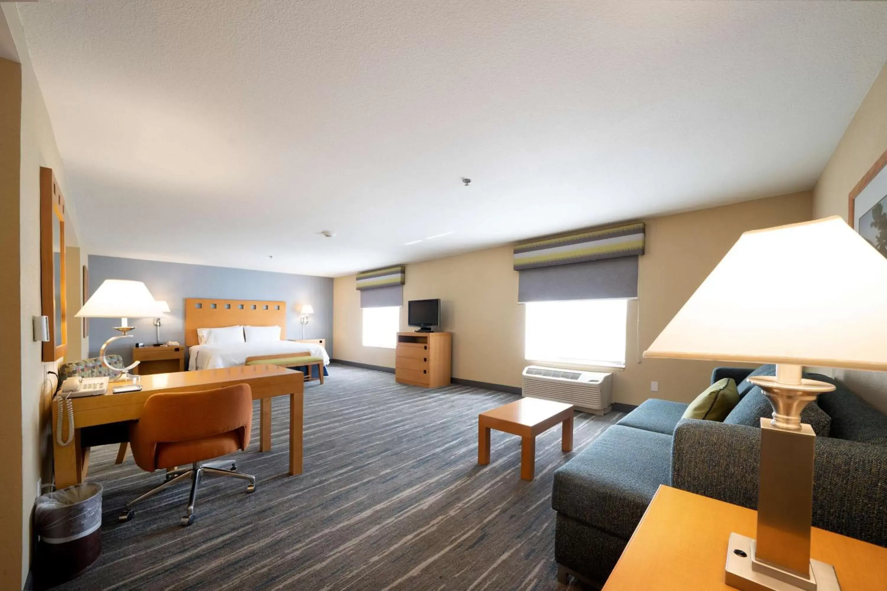 Bedroom, Seating Area in Hampton Inn & Suites Madera