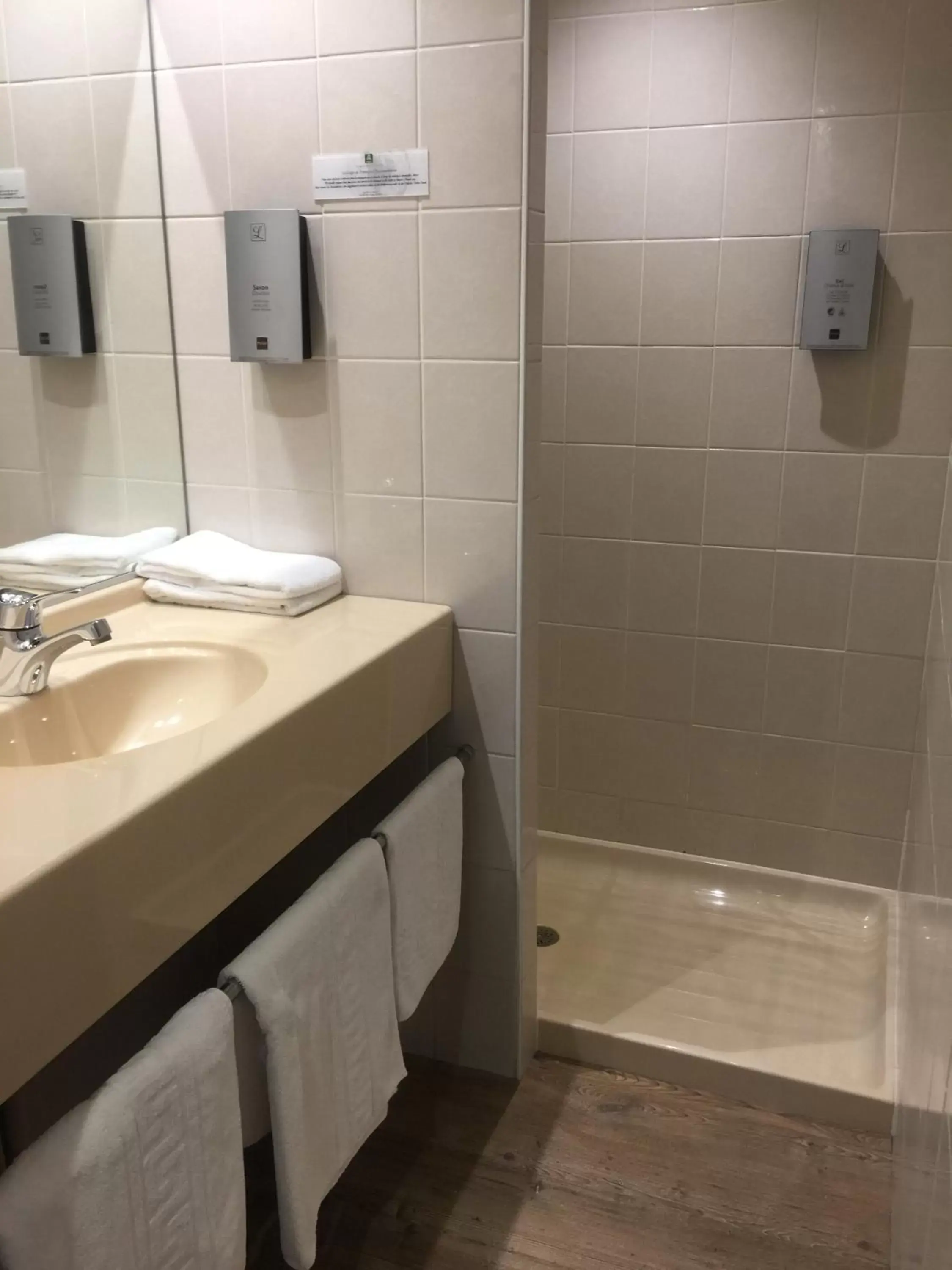 Bathroom in Logis Hôtel Domaine du Moulin Cavier - Restaurants & Spa Bathroom in Logis Hôtel Domaine du Moulin Cavier - Restaurants & Spa