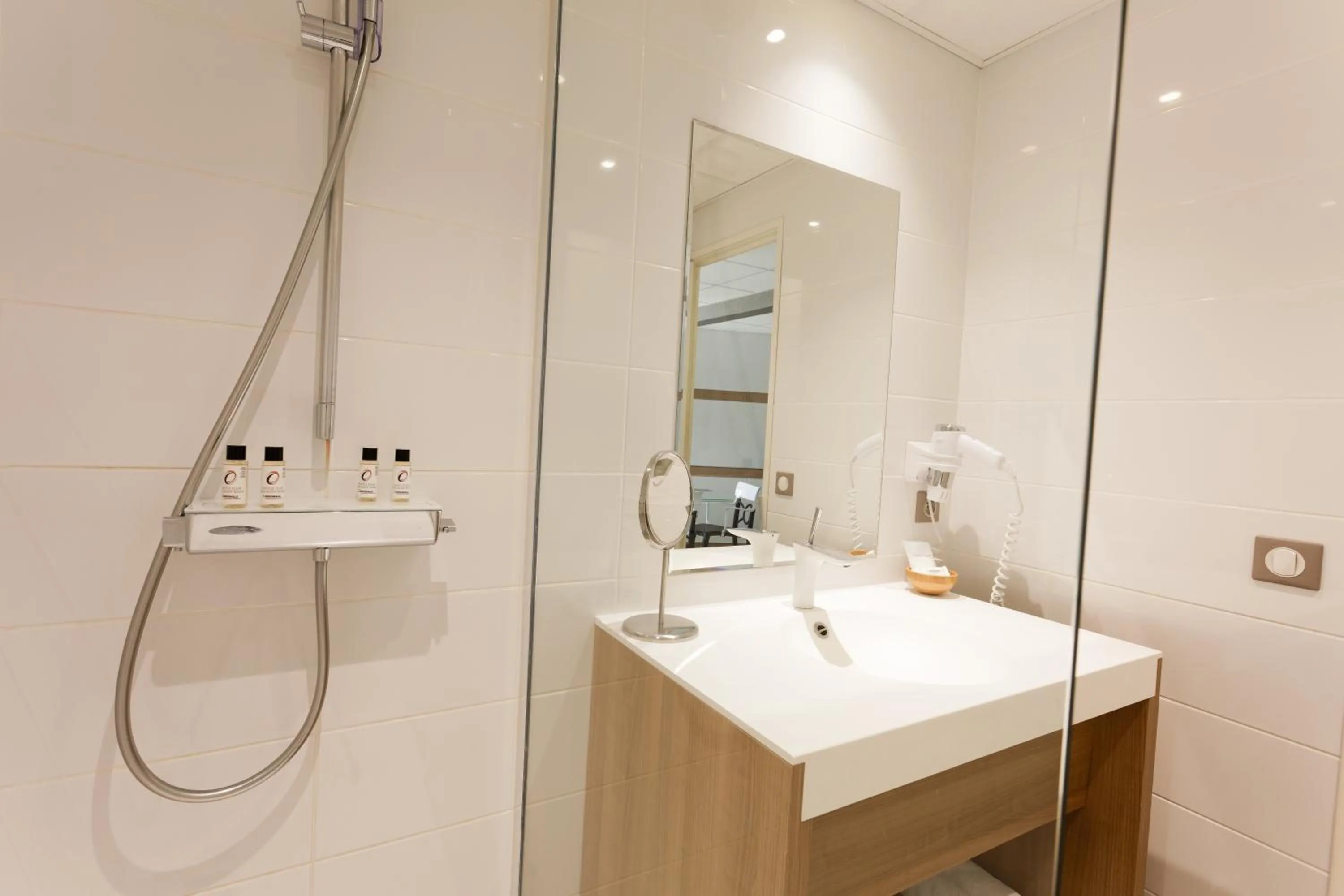 Shower in The Originals Boutique, Hôtel Neptune, Montpellier Sud