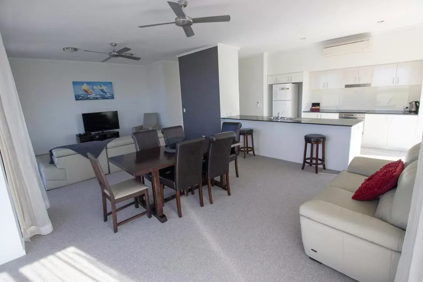 Kitchen or kitchenette, Dining Area in Gladstone Central Plaza