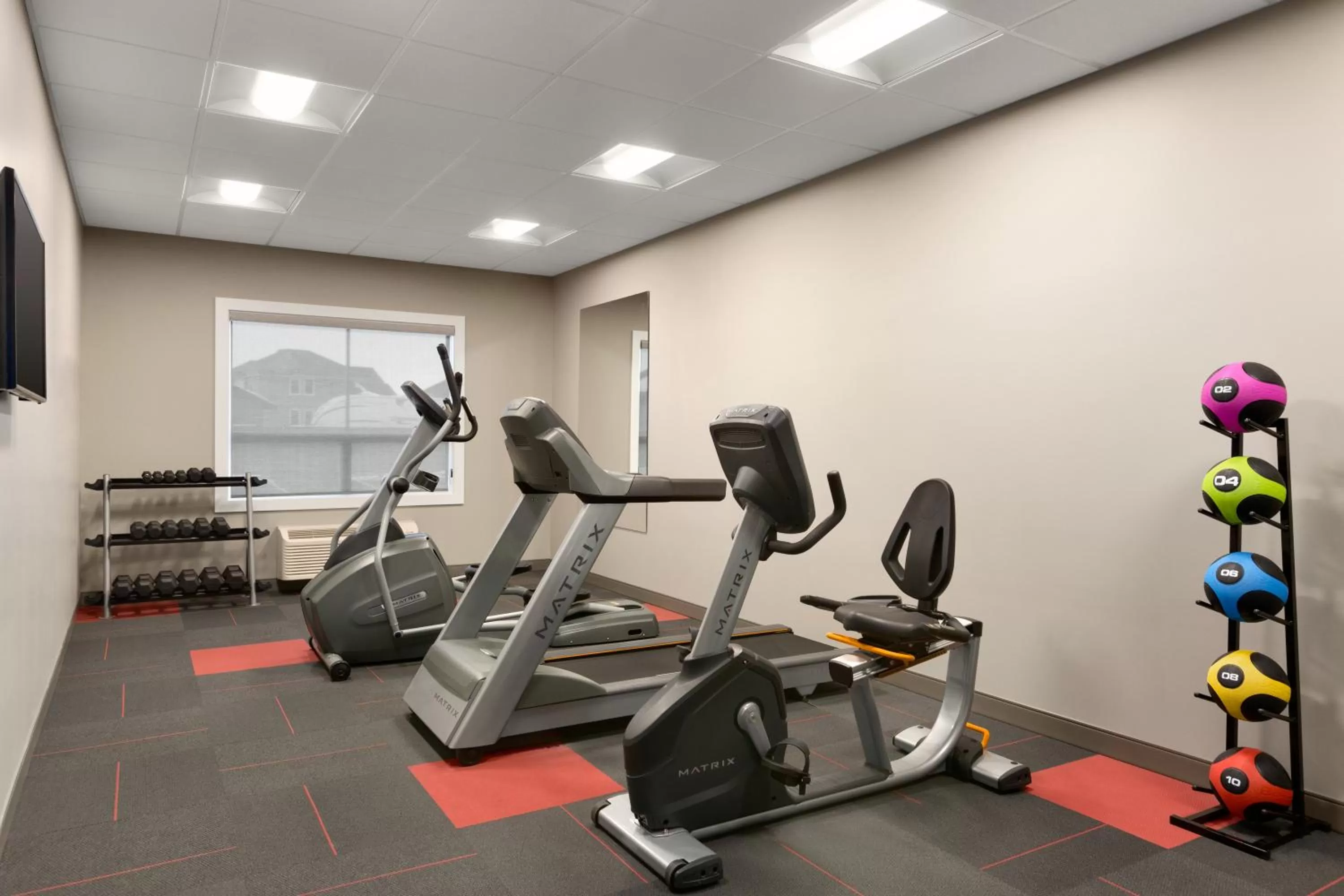 Fitness centre/facilities in Days Inn & Suites by Wyndham Warman